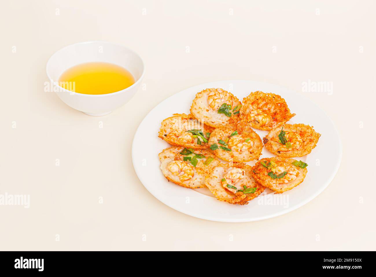 Banh khot Vung Tau, mini pancake vietnamiti salati con pastella di riso e gamberi, cibo vietnamita isolato su sfondo bianco, vista prospettica Foto Stock