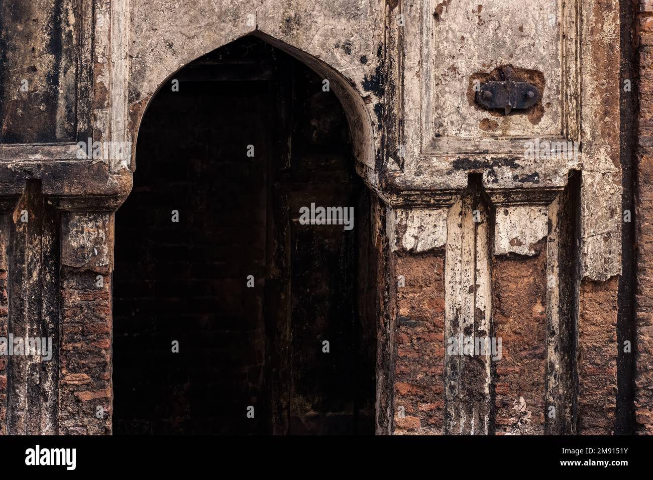 Porta d'ingresso di un vecchio edificio infestato da fantasmi Foto Stock
