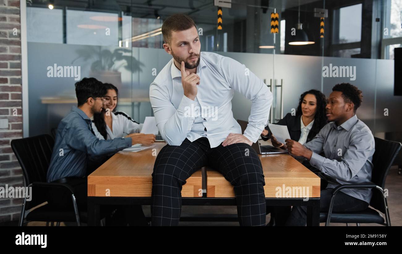 Pensieroso uomo responsabile boss businessman azienda CEO seduto sul tavolo d'ufficio pensa a risolvere il problema difficile decisione considerando il progetto Foto Stock