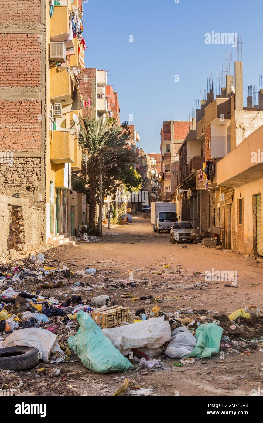 ASSUAN, EGITTO: 14 FEBBRAIO 2019: Strada con rifiuti ad Assuan, Egitto Foto Stock
