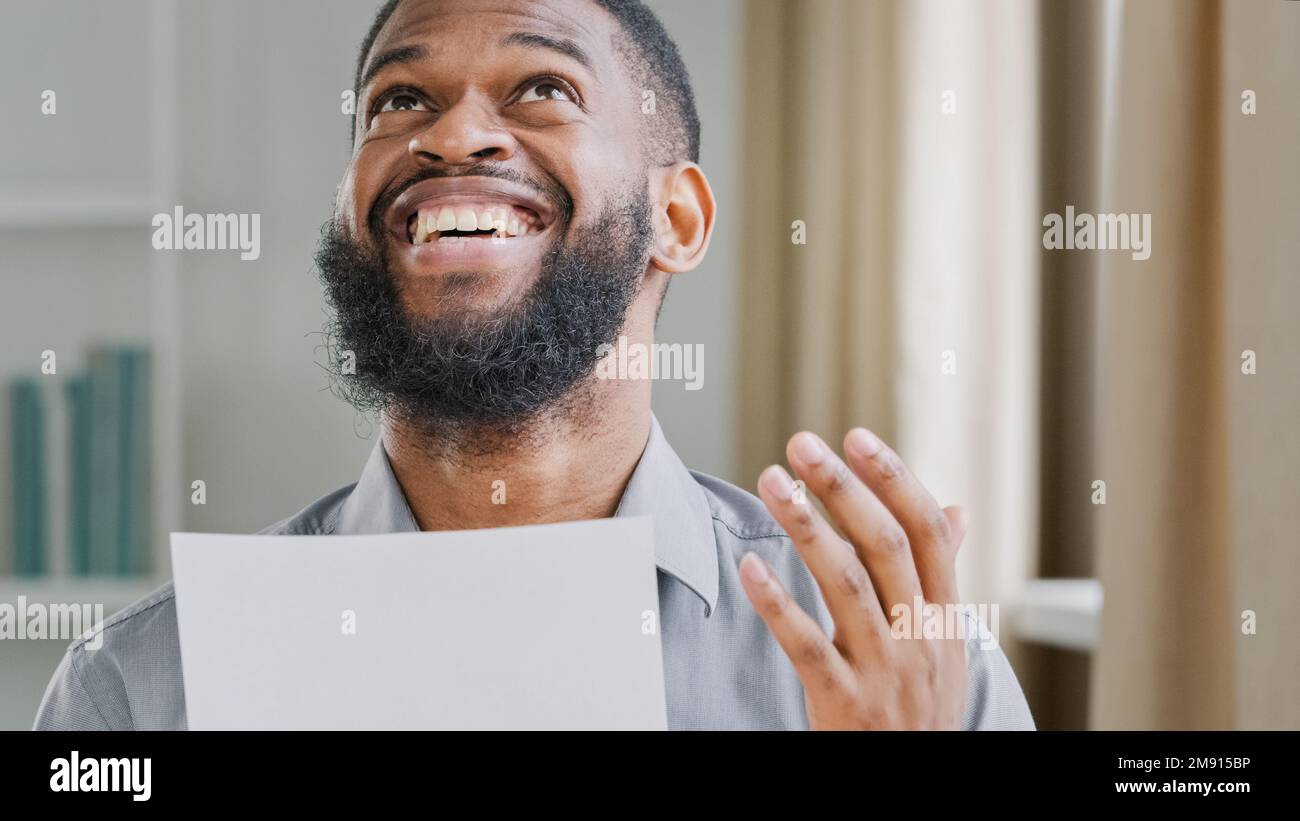 Bearded Africano americano adulto maschio lavoratore manager imprenditore datore di lavoro ricevere lettera e-mail notifica di carta di approvazione prestito bancario stipendio offerta. Etnico Foto Stock