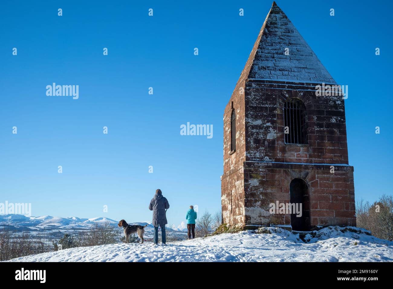 Guardando verso le colline ricoperte di neve di Lakeland, Penrith Beacon, Penrith, Cumbria, Regno Unito Foto Stock
