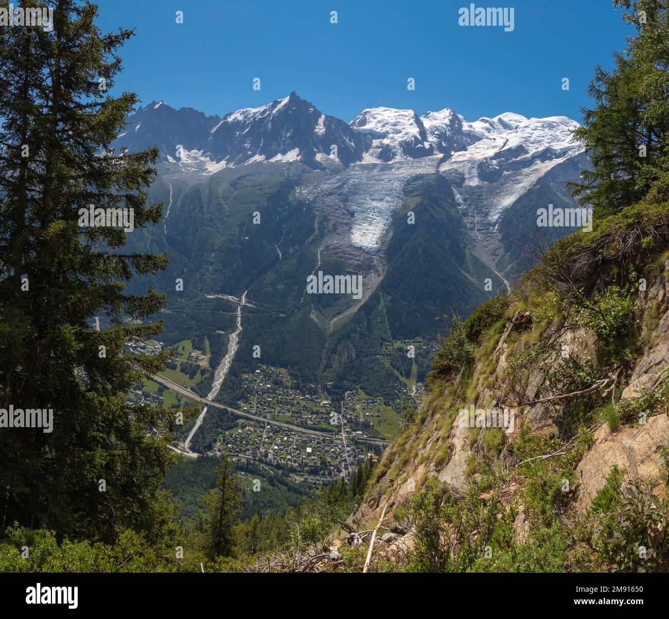 Il massiccio del Monte Bianco e Aigulle du Midi picco - Chamonix. Foto Stock