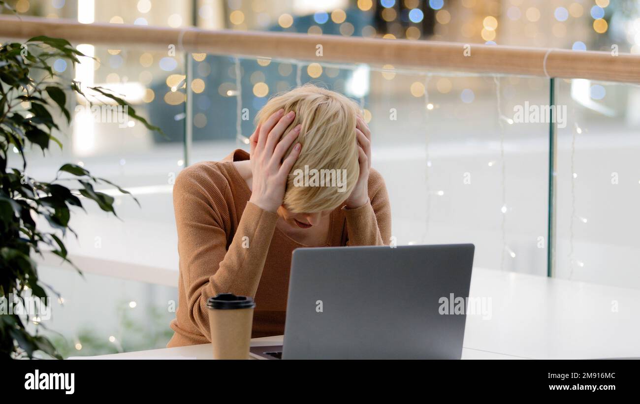 Donna adulta caucasica stressata donna di mezza età donna d'affari che lavora su laptop guasto problema computer sistema virus importante perdita di dati sito web Foto Stock