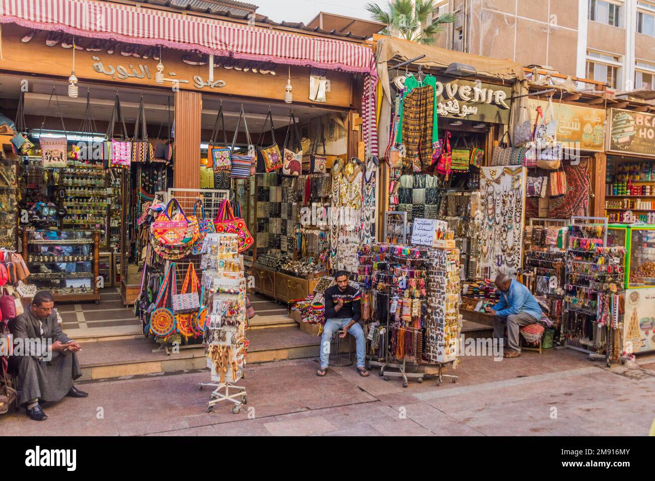 ASSUAN, EGITTO: 12 FEBBRAIO 2019: Vari negozi al vecchio souk (mercato) di Assuan, Egitto Foto Stock