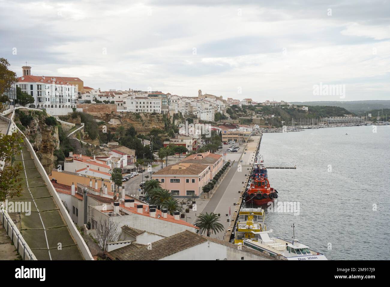Il centro storico di Mahon, Mao Menorca. Con porto, Mediterraneo, isole Baleari, Spagna. Foto Stock