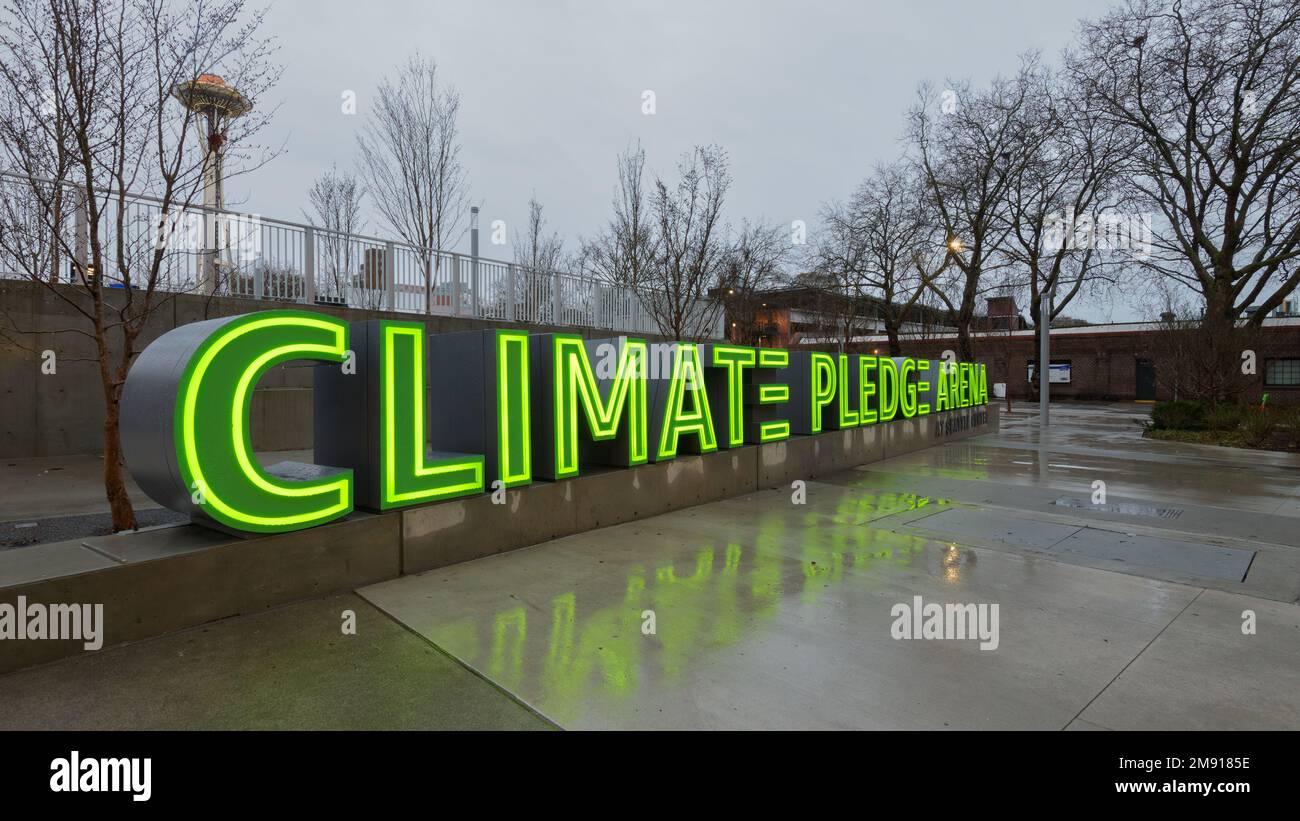 Seattle, WA, USA - 12 gennaio 2023; cartello verde illuminato Climate Pledge Arena presso la sede di Seattle sotto la pioggia Foto Stock