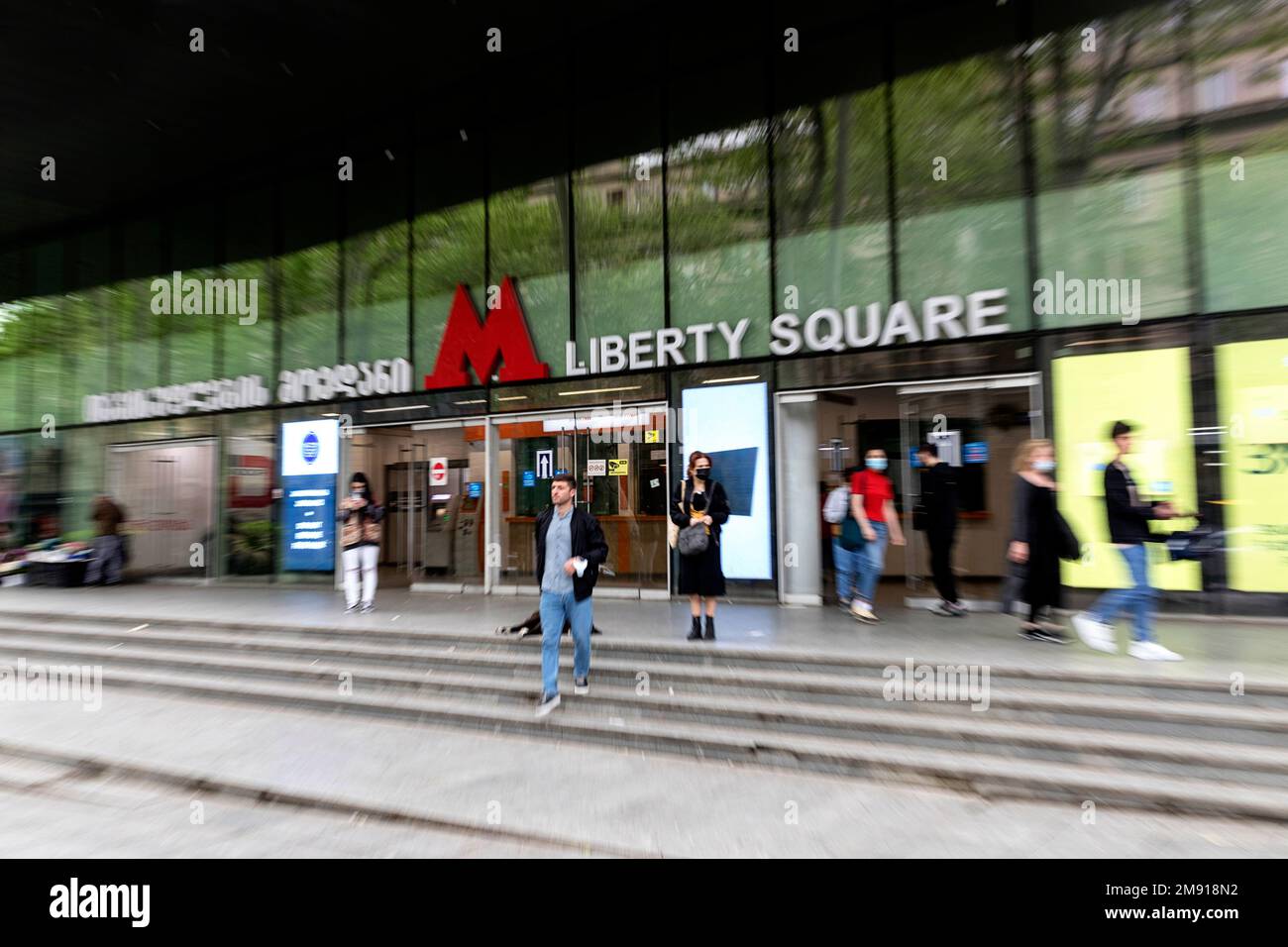L'ingresso alla stazione della metropolitana di Piazza della libertà a Tbilisi in Georgia Foto Stock