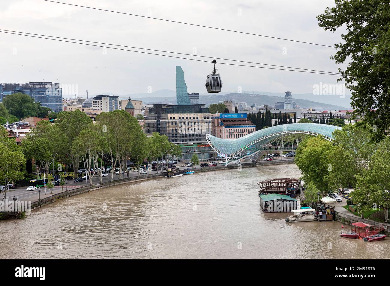 Funivia del fiume Kura e Tbilisi e Ponte della Pace alle spalle, Tbilisi, Georgia Foto Stock