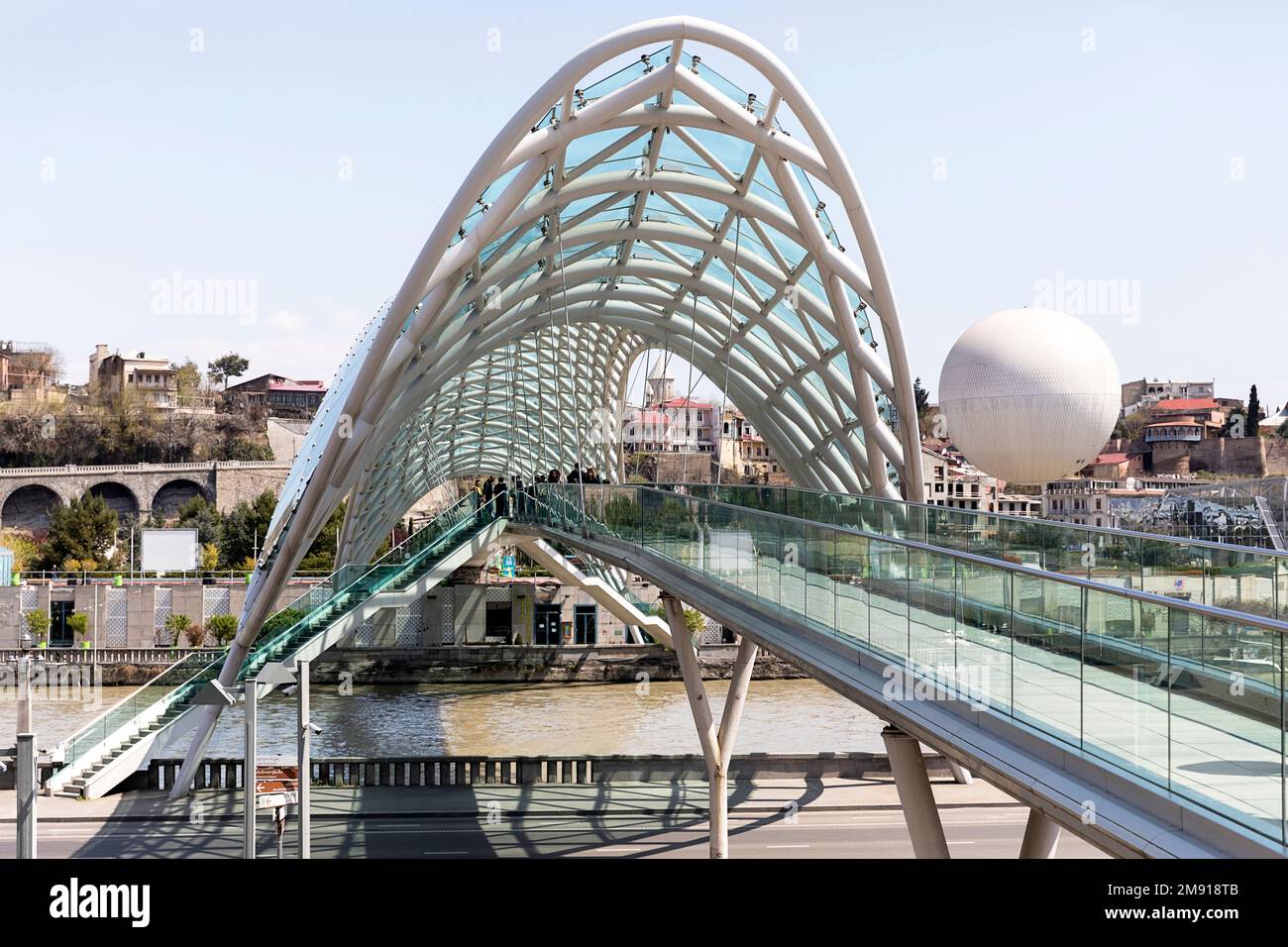 Tbilisi, Ponte della Pace nella soleggiata giornata primaverile, Georgia Foto Stock