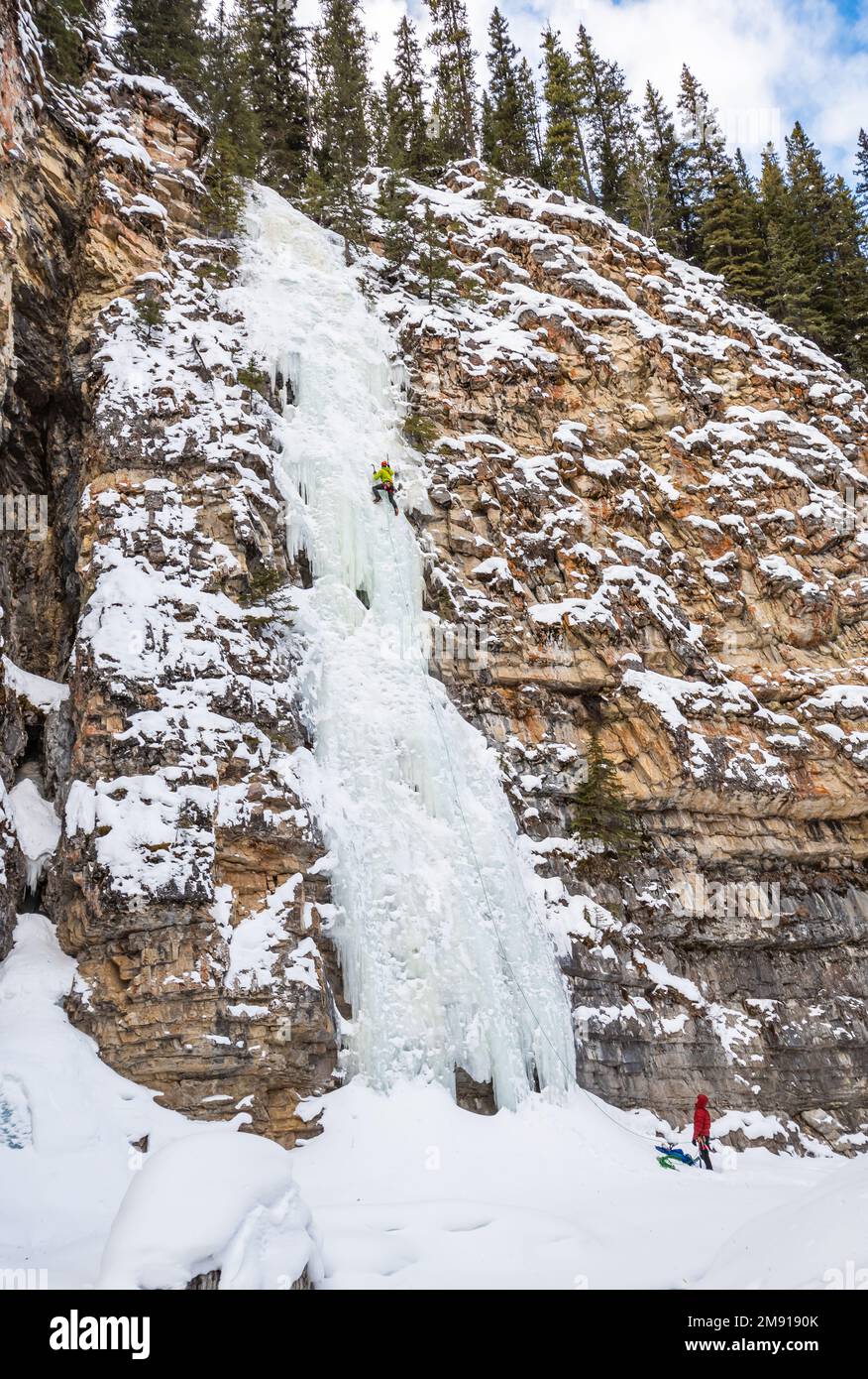 Elia Weber arrampicata un percorso chiamato WD40 valutato WI4 vicino Evan Thomas Creek Foto Stock