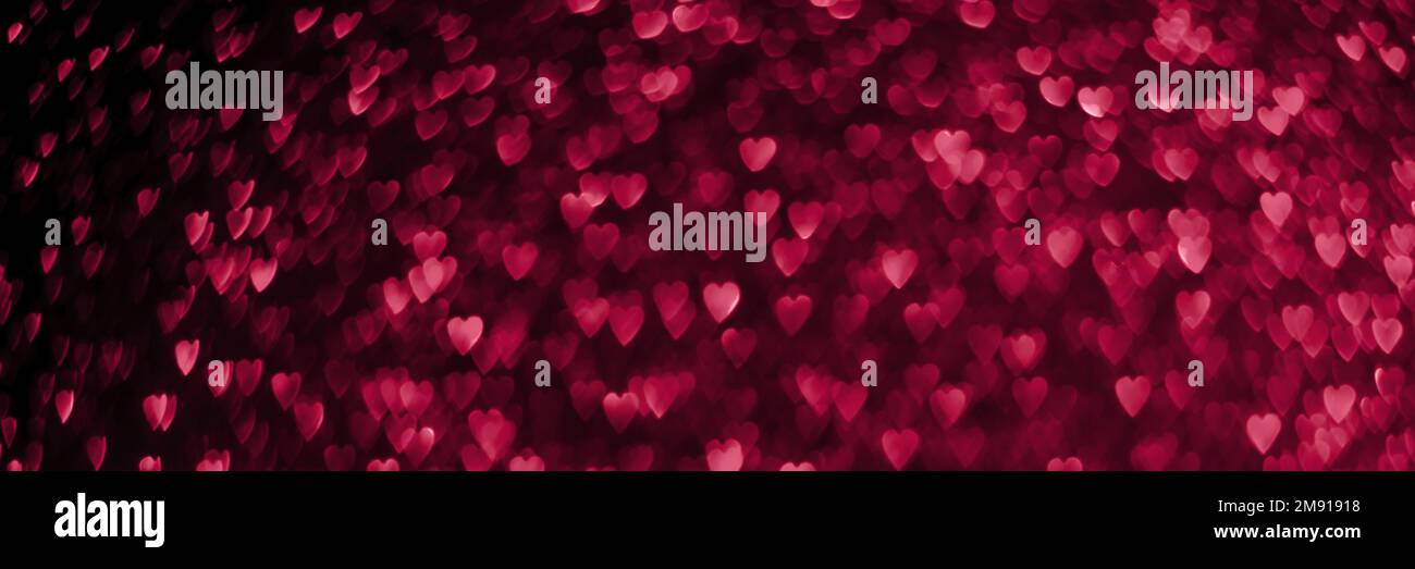 Trendy viva magenta, cuori rosa rosso, brillante glitter bokeh banner sfondo panoramico, San Valentino astratto defocused texture header. Colore di Foto Stock