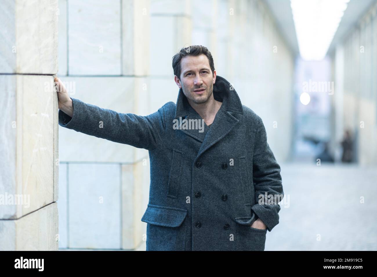 PRODUZIONE - 16 gennaio 2023, Hessen, Francoforte sul meno: L'attore David Rott è presente alla Schirn Kunsthalle di Francoforte durante una sessione fotografica con la Deutsche Presse-Agentur (dpa). David Rott gioca un ruolo di primo piano nel film "da hilft nur beten!" (Solo la preghiera aiuta!). Il film sarà trasmesso venerdì 3 febbraio 2023 sull'emittente pubblica tedesca Ersten e sarà visibile nell'ARD Mediathek dal 2 febbraio 2023. Foto: Helmut Fricke/dpa Foto Stock