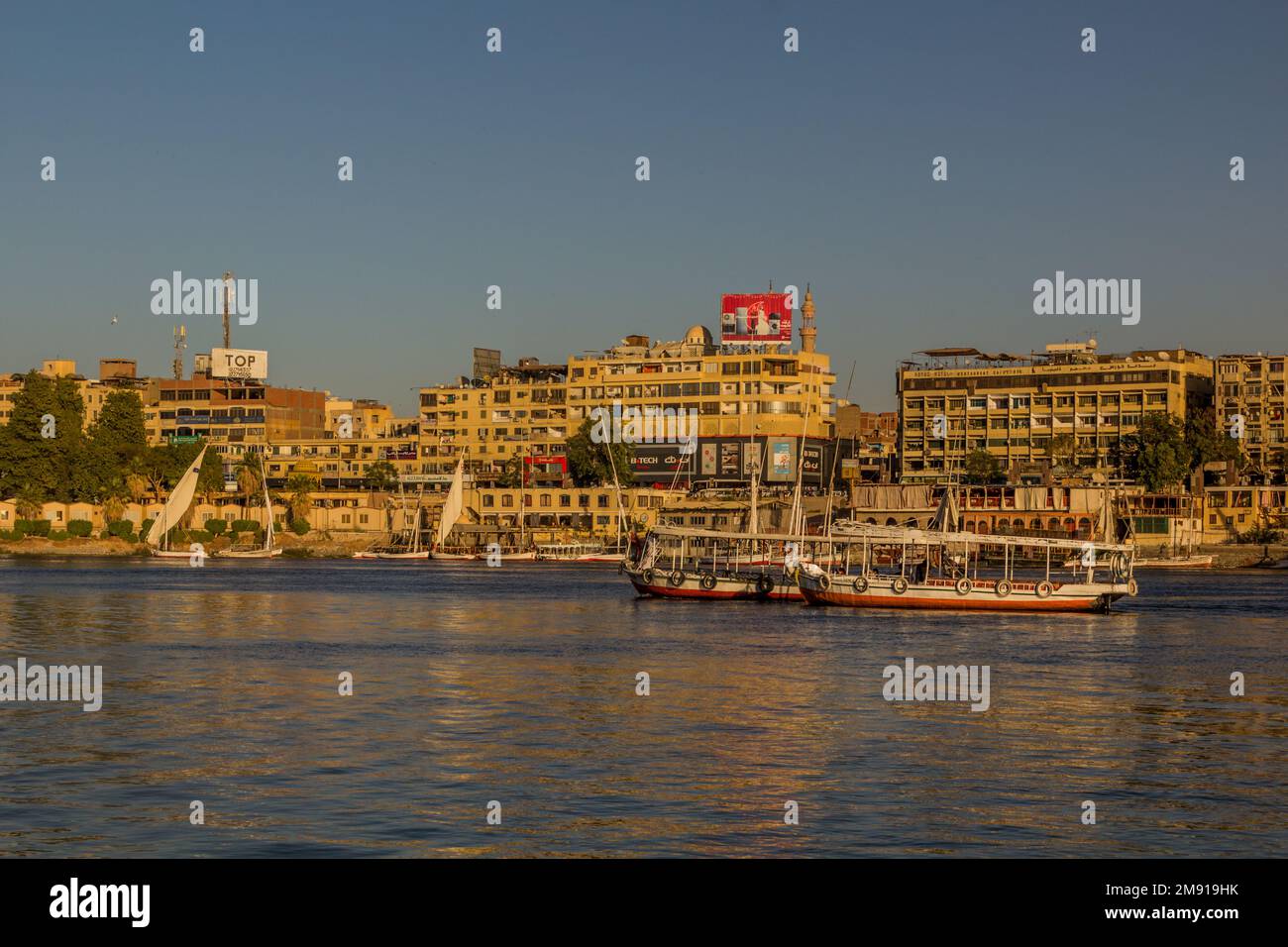 ASSUAN, EGITTO: 14 FEBBRAIO 2019: Skyline di Assuan, Egitto Foto Stock