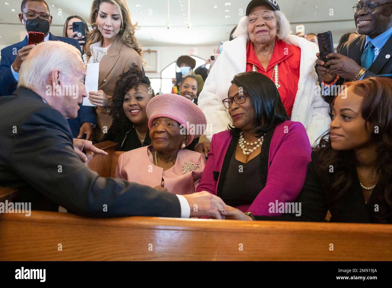Atlanta, Stati Uniti d'America. 15th Jan, 2023. Atlanta, Stati Uniti d'America. 15 gennaio 2023. Il presidente degli Stati Uniti Joe Biden, a destra, parla con i membri della chiesa durante una celebrazione di Martin Luther King Jr. Giornata alla Chiesa Battista di Ebenezer, 15 gennaio 2023 ad Atlanta, Georgia. Biden è il primo presidente seduto a consegnare un sermone nella chiesa dove Martin Luther King Jr. Era un pastore. Credit: Adam Schultz/White House Photo/Alamy Live News Foto Stock