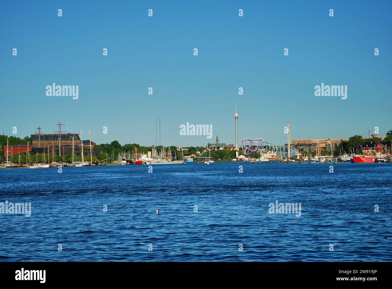 Paesaggio urbano della capitale svedese Stoccolma con le vie d'acqua del porto sulla costa del mar baltico Foto Stock