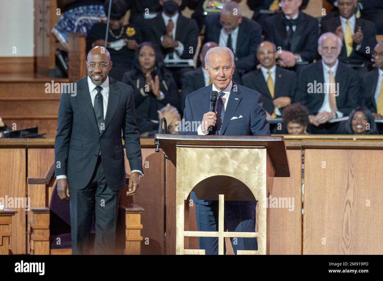 Atlanta, Stati Uniti d'America. 15th Jan, 2023. Atlanta, Stati Uniti d'America. 15 gennaio 2023. Il presidente degli Stati Uniti Joe Biden, esprime le sue osservazioni durante una celebrazione di Martin Luther King Jr. Giorno in cui il senatore Raphael Warnock, a sinistra, guardate alla Chiesa Battista di Ebenezer, 15 gennaio 2023 ad Atlanta, Georgia. Biden è il primo presidente seduto a consegnare un sermone nella chiesa dove Martin Luther King Jr. Era un pastore. Credit: Adam Schultz/White House Photo/Alamy Live News Foto Stock