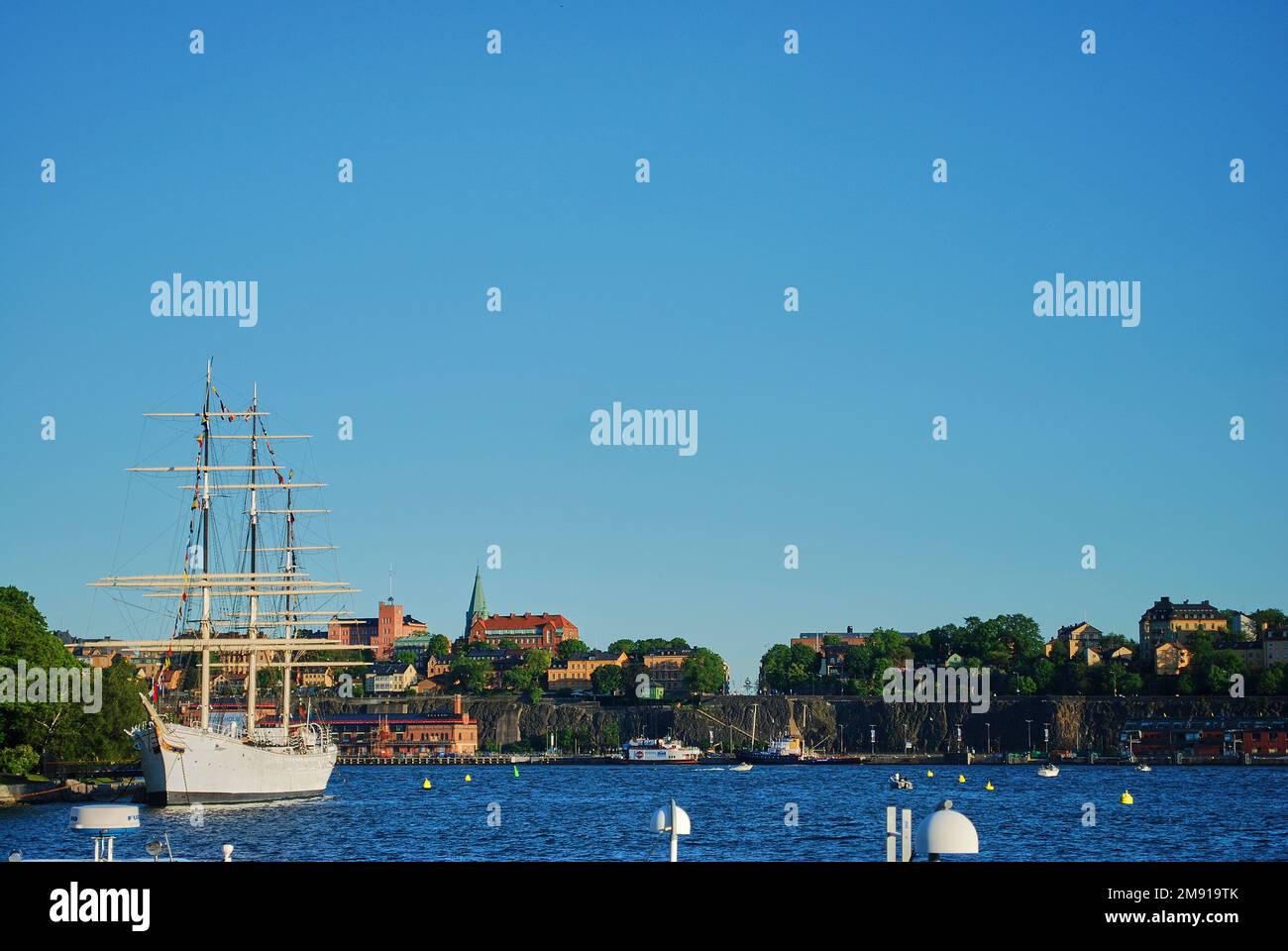 Paesaggio urbano della capitale svedese Stoccolma con le vie d'acqua del porto sulla costa del mar baltico Foto Stock