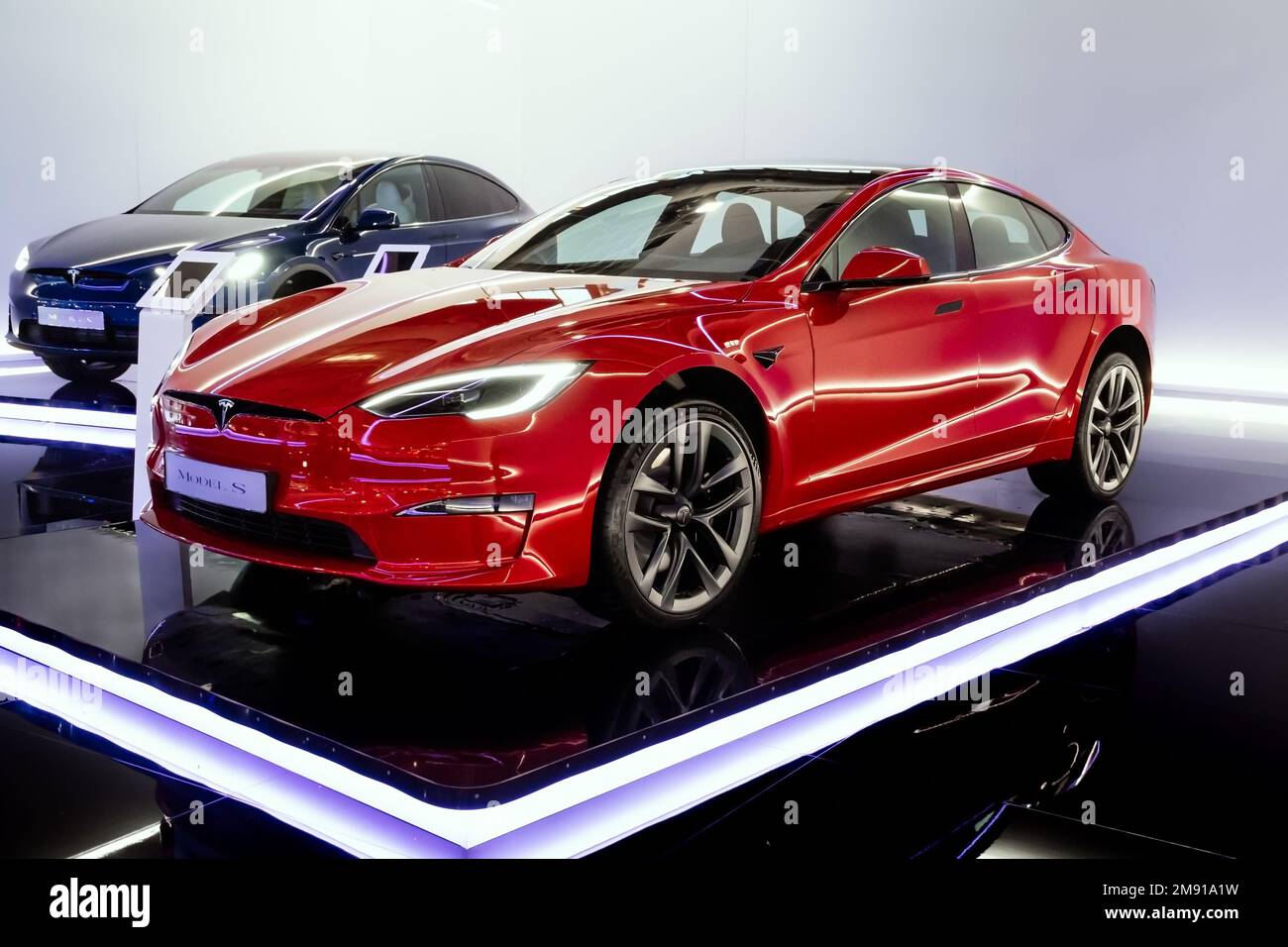 Auto elettrica Tesla Model S al Salone europeo dell'Autosalon di Bruxelles. Bruxelles, Belgio - 13 gennaio 2023. Foto Stock