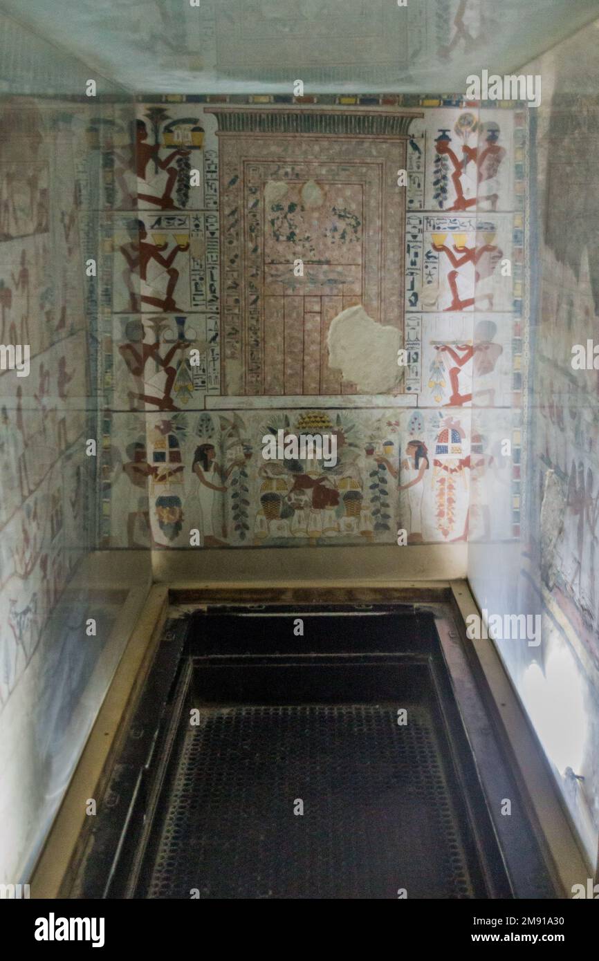 LUXOR, EGITTO - 18 FEBBRAIO 2019: Falsa porta alla tomba di Nakht alla necropoli di Teban, Egitto Foto Stock