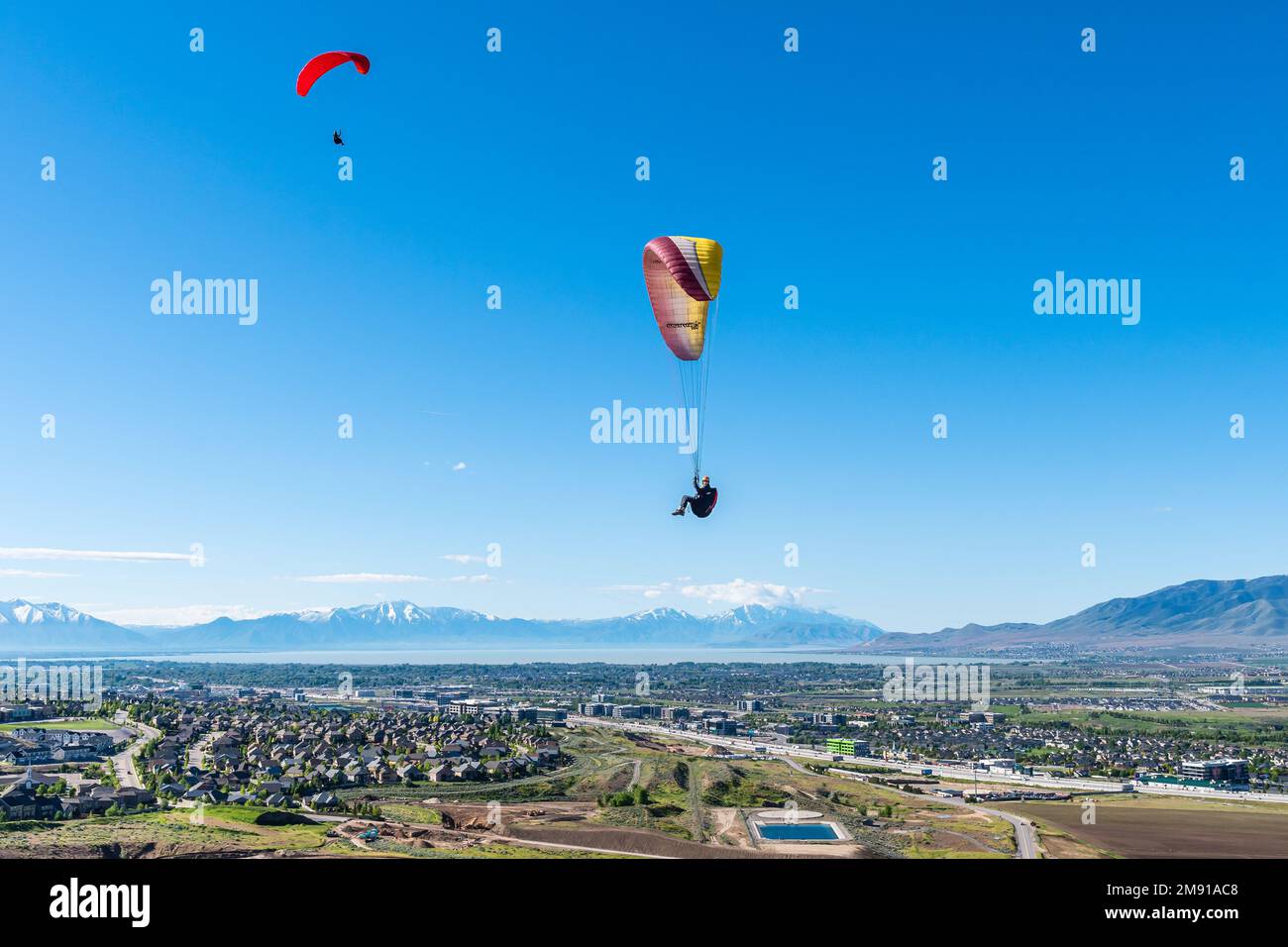 I parapendio si innalzano al Point of the Mountain Flight Park nello Utah Foto Stock