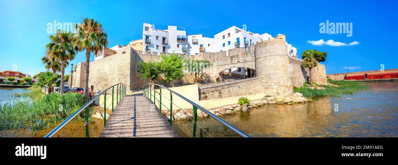 Vista panoramica dal piccolo ponte pedonale delle mura della fortezza e degli edifici della città di Peniscola. Spagna Foto Stock