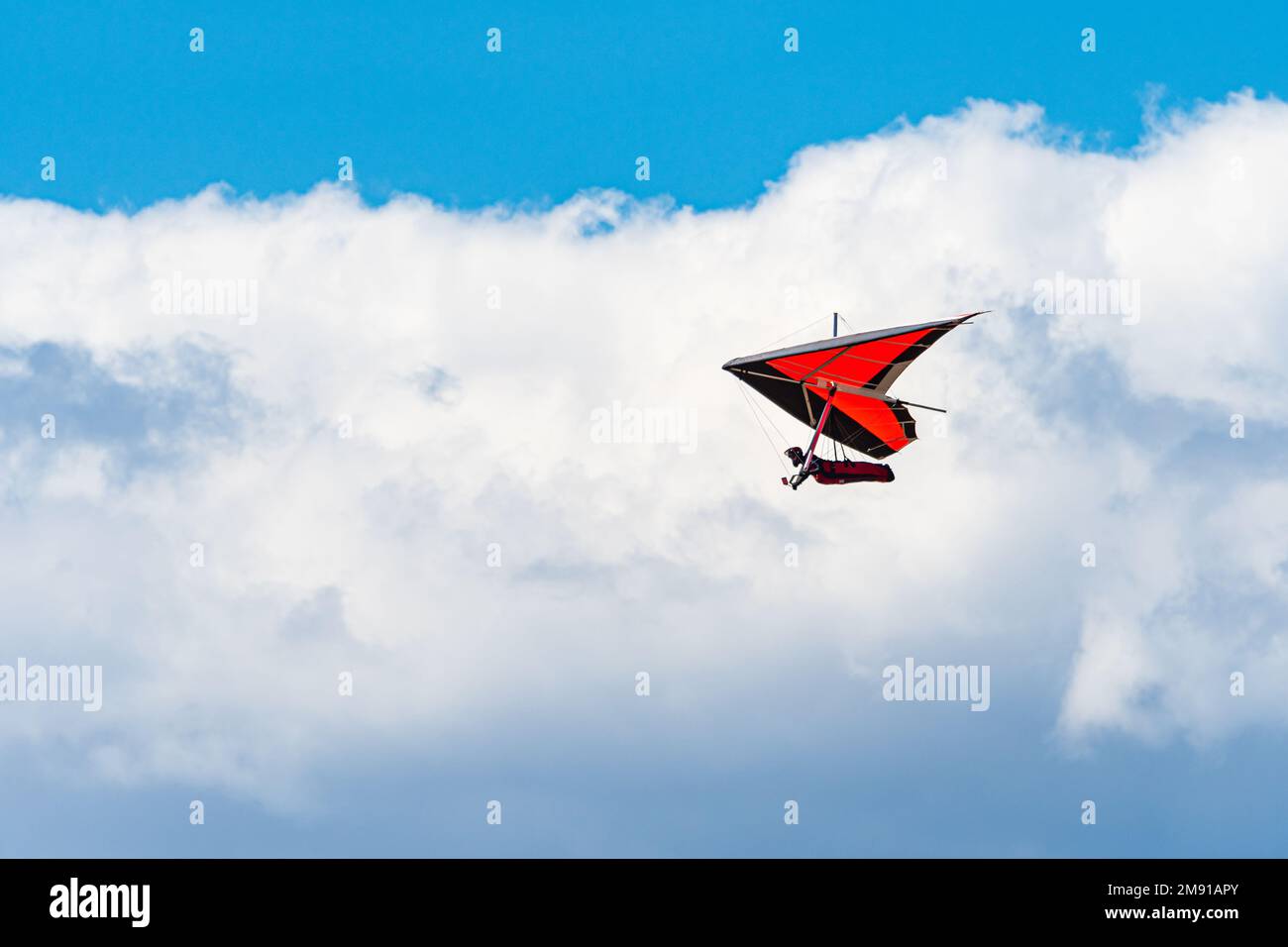 Hanglider volare attraverso le nuvole Foto Stock