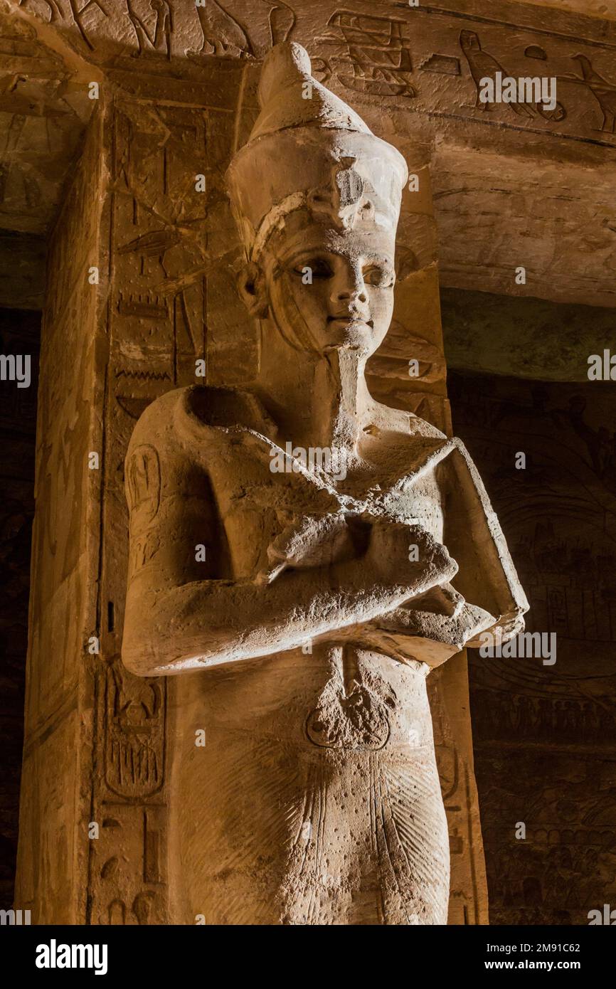 Statua di Osiride di Ramesse II nella Grande Sala Ipotea nel Grande Tempio di Ramesse II ad Abu Simbel, Egitto. Foto Stock