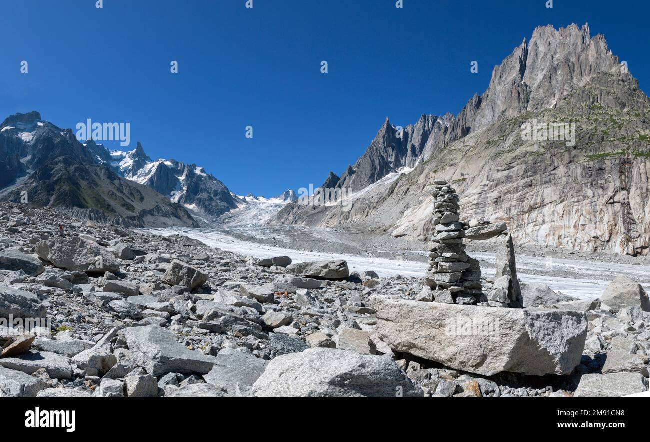 Il torrente glaciale sul ghiacciaio Mer de Glace con le torri Garand Jorasses e Aigulles sullo sfondo. Foto Stock