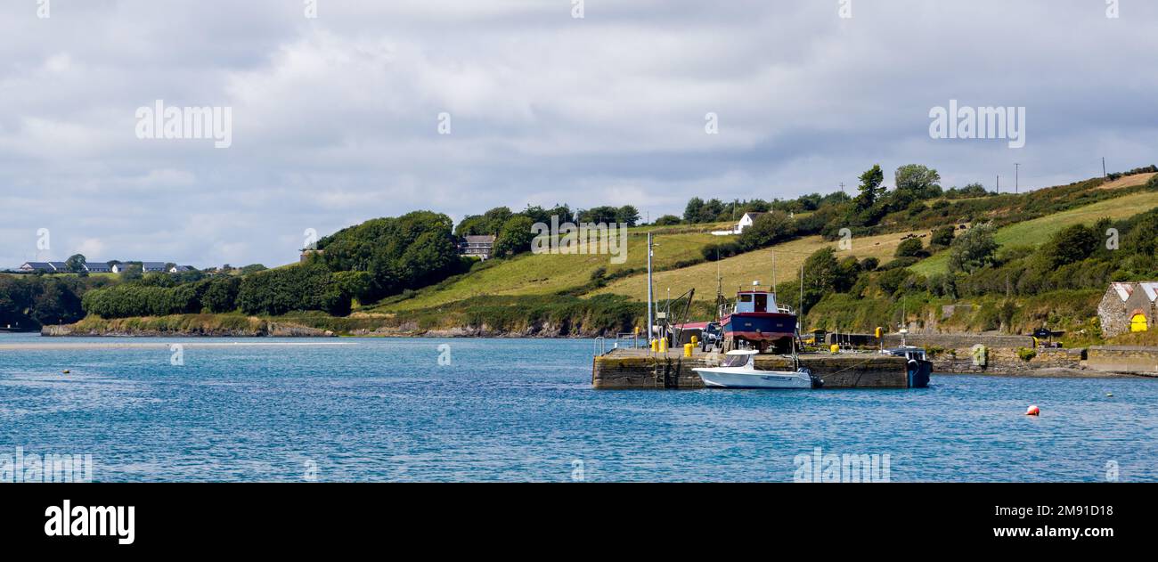 Contea di Cork, Irlanda, 21 agosto 2022. Diverse barche sono ormeggiate presso un piccolo molo di cemento sulla costa irlandese. Paesaggio irlandese. barca Foto Stock