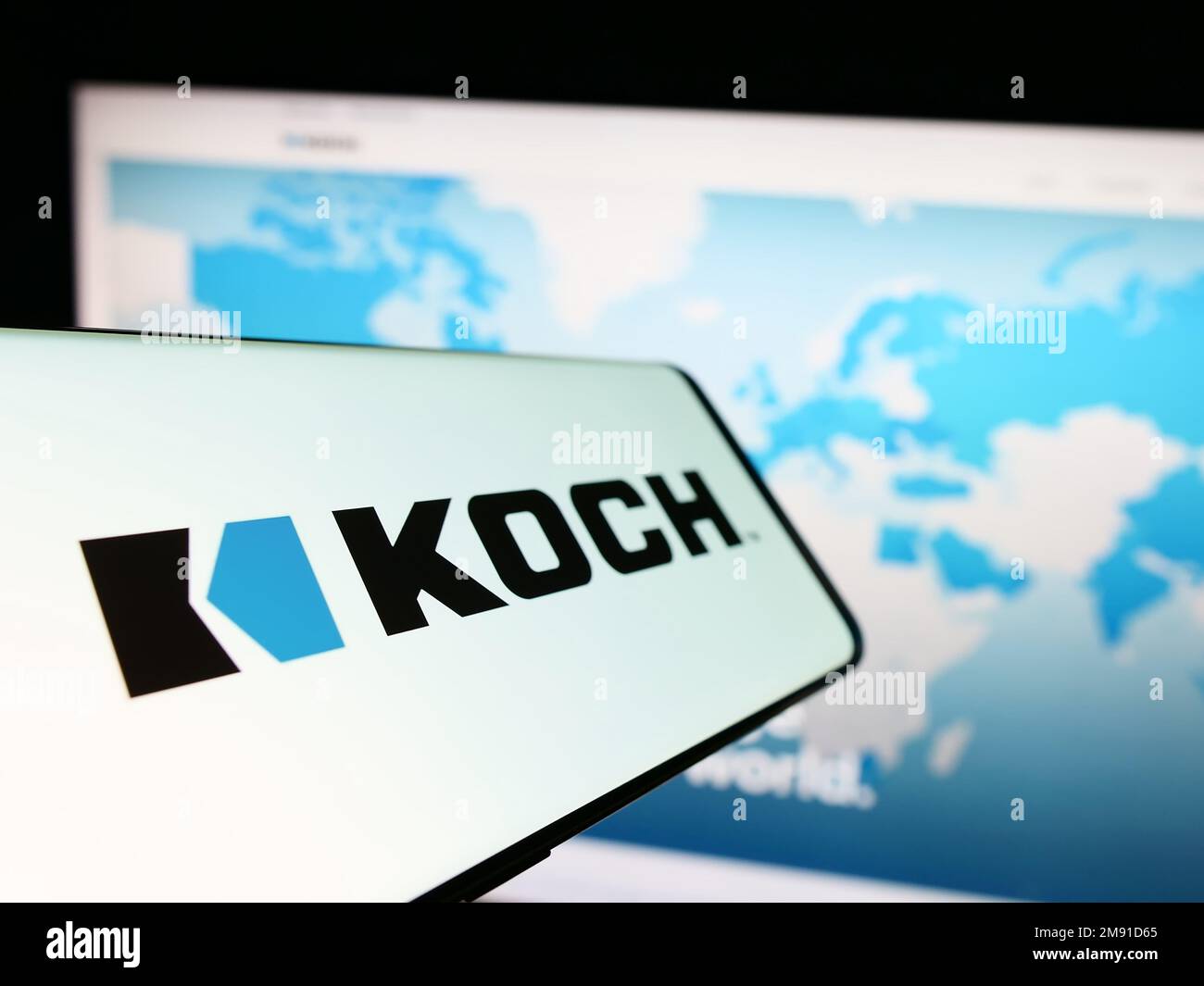 Cellulare con il logo della società americana Koch Industries Inc. Sullo schermo di fronte al sito web aziendale. Messa a fuoco al centro a sinistra del display del telefono. Foto Stock