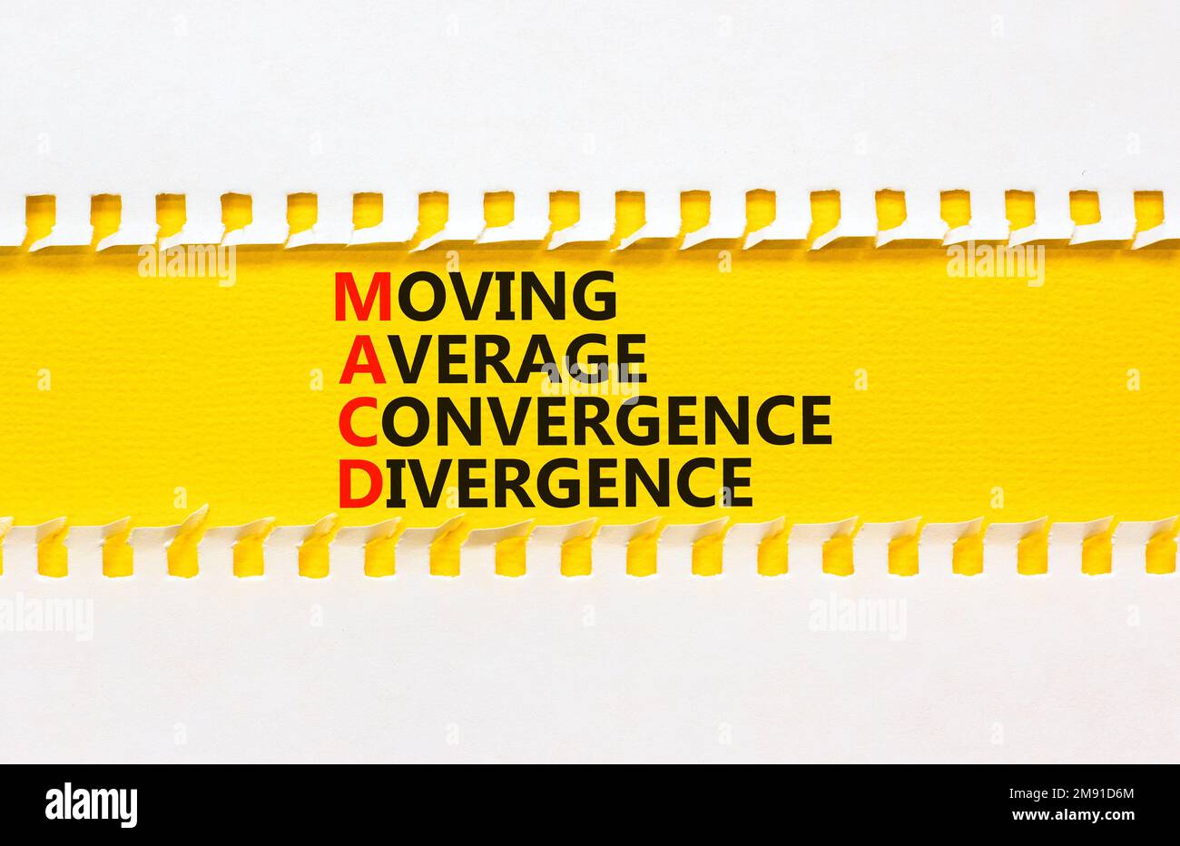 Simbolo MACD. Concetto parole MACD Moving Average Convergence divergenza su carta gialla su sfondo bianco bello. Business MACD Moving Average conv Foto Stock