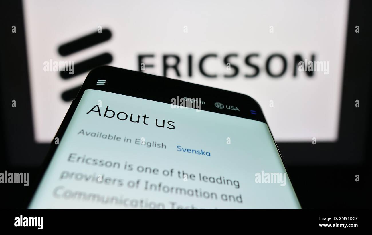 Smartphone con sito web della società di telecomunicazioni svedese Ericsson  sullo schermo di fronte al logo aziendale. Messa a fuoco in alto a sinistra  del display del telefono Foto stock - Alamy
