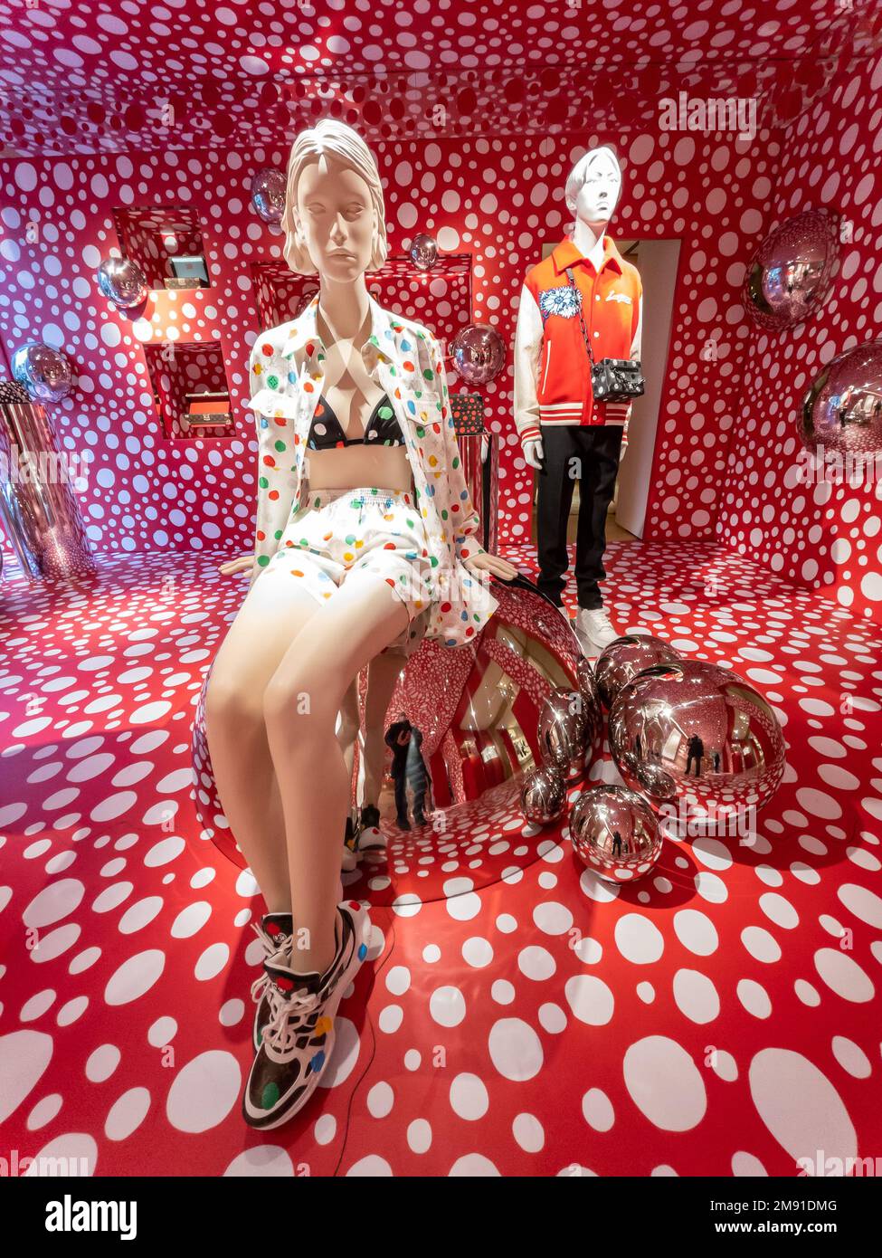 Parigi , Francia, Luxury Fashion Store, Louis Vuitton, LVMH, esposizione, artista giapponese contemporaneo, Designer: (credito) negozio di interior design "Yayoi Kusama", esposizione di negozi di moda alla moda mostra kusama, concetto di modalità moda, installazione Foto Stock