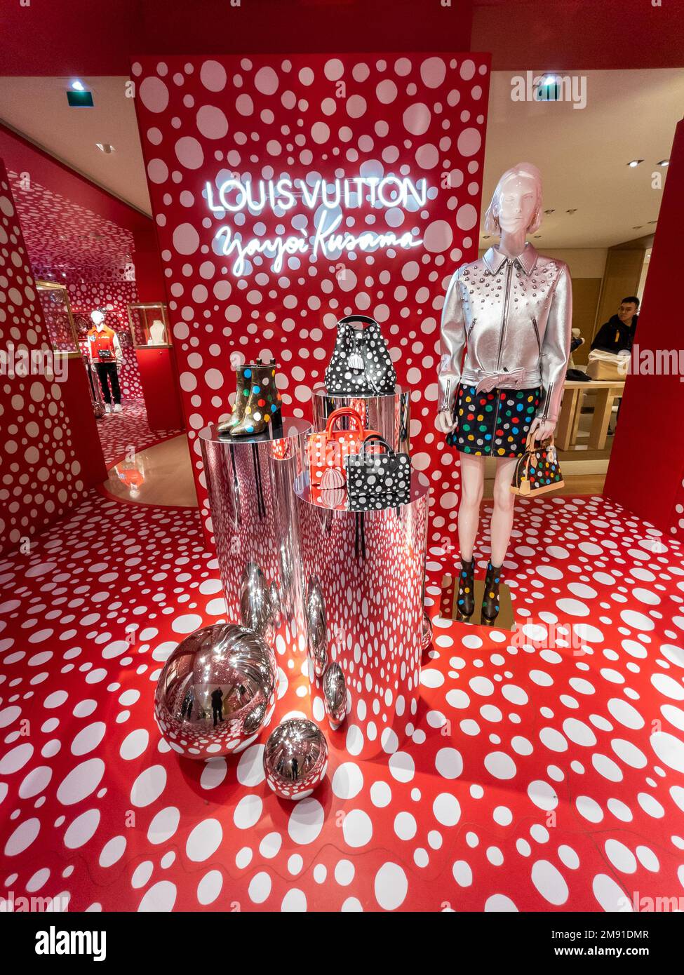 Parigi , Francia, Luxury Fashion Store, Louis Vuitton, LVMH, esposizione, artista giapponese contemporaneo, Designer: (credito) negozio di interior design "Yayoi Kusama", sala espositiva di negozi di moda, specchi, mostra kusama, concetto di modalità moda Foto Stock