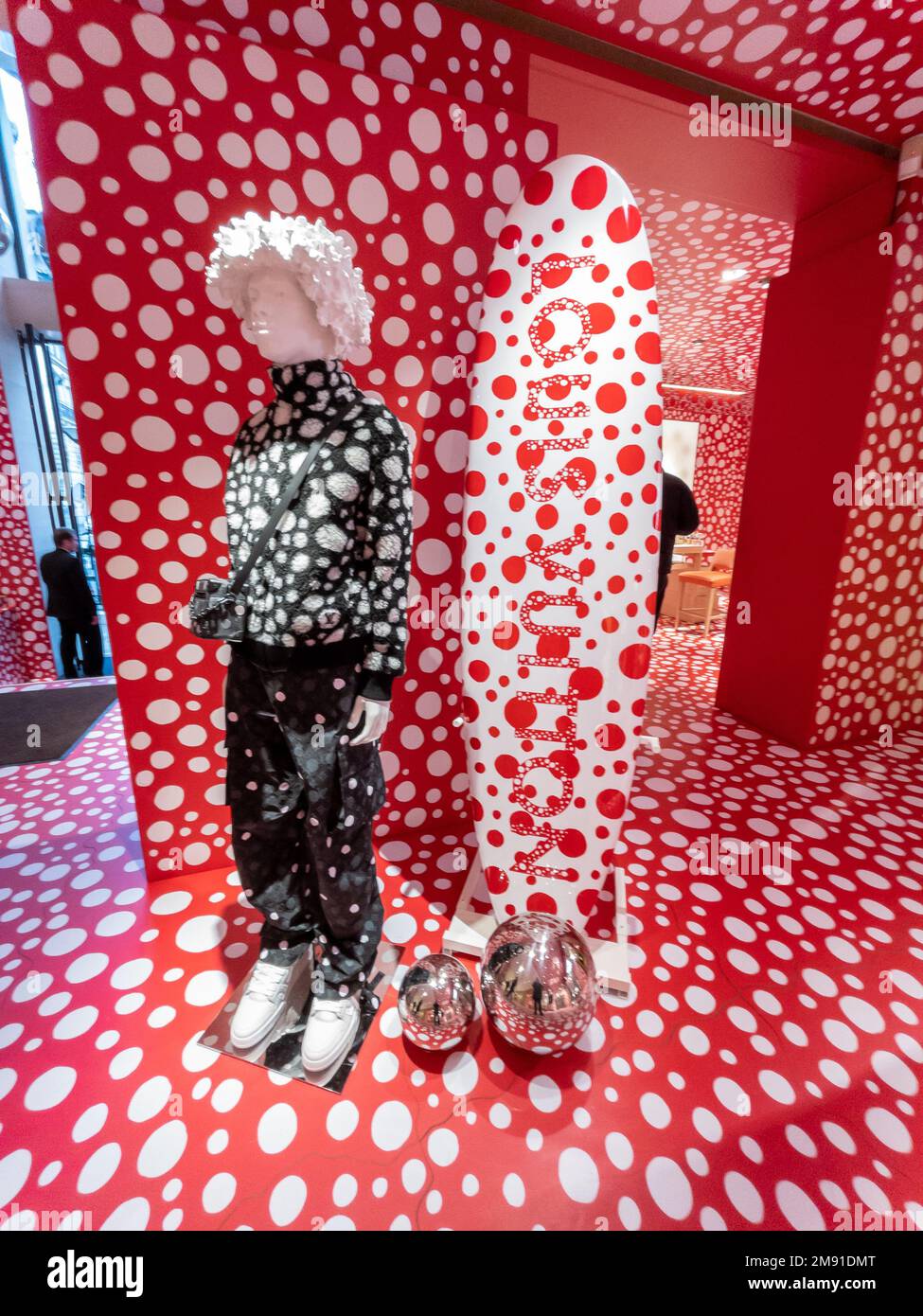 Parigi , Francia, Luxury Fashion Store, Louis Vuitton, LVMH, esposizione, artista giapponese contemporaneo, Designer: (credito) negozio di interior design "Yayoi Kusama", esposizione di negozi di moda Francia, mostra kusama, concept di moda, installazione Foto Stock