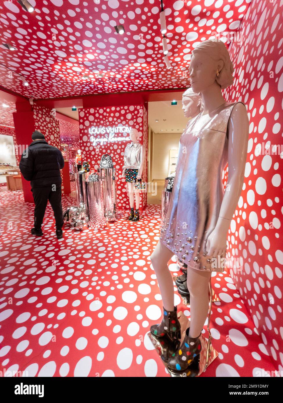 Parigi , Francia, Luxury Fashion Store, Louis Vuitton, LVMH, esposizione, artista giapponese contemporaneo, Designer: negozio di interior design 'Yayoi Kusama', esposizione di negozi di moda alla moda mostra kusama, concetto di modalità moda, installazione Foto Stock