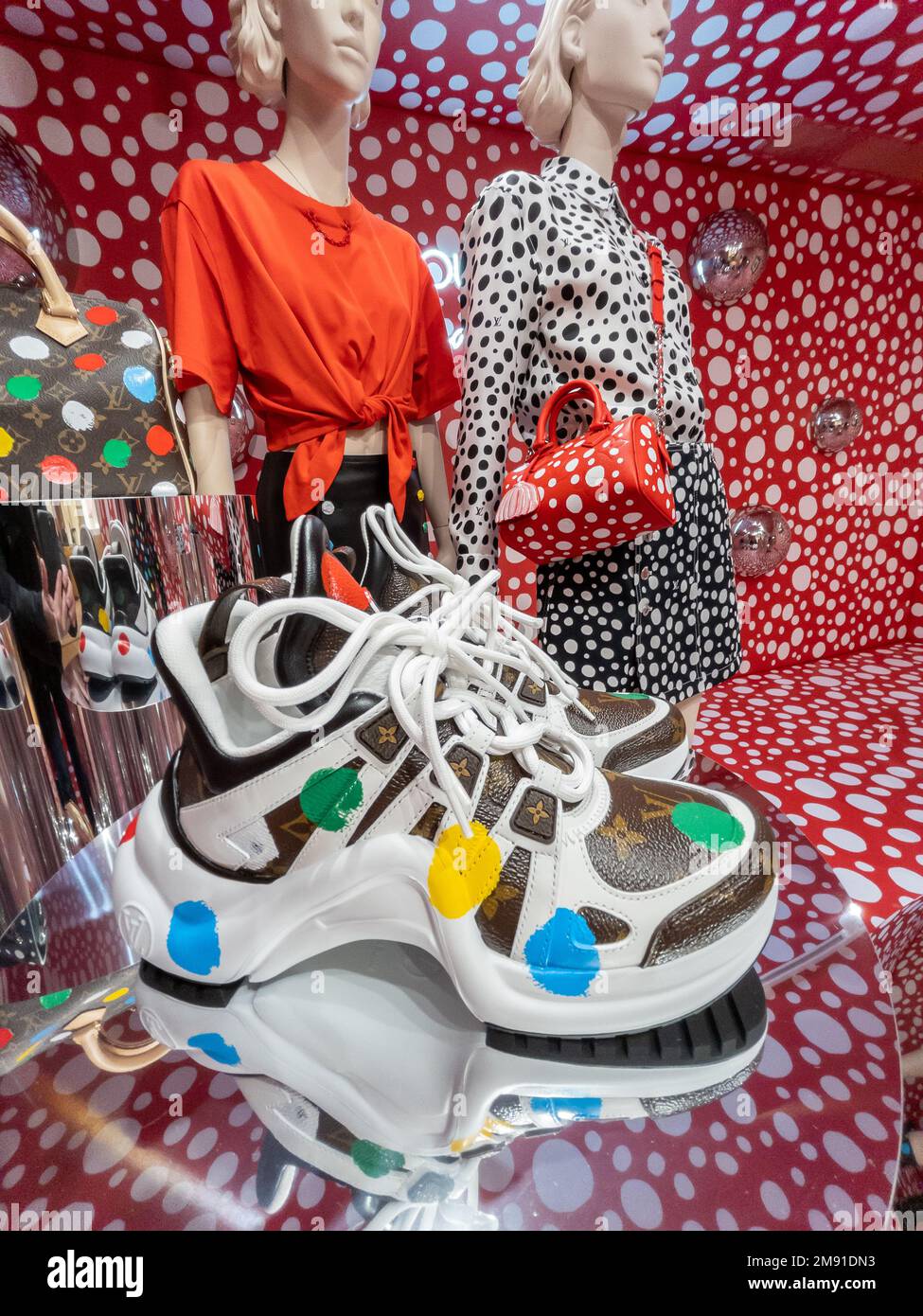 Parigi , Francia, primo piano, Sneakers, Luxury Fashion Store, Louis Vuitton, LVMH, esposizione, artista contemporaneo giapponese, Designer: negozio di interior design 'Yayoi Kusama', sneakers alla moda, esposizione kusama del negozio di moda, concept della modalità di moda, installazione Foto Stock