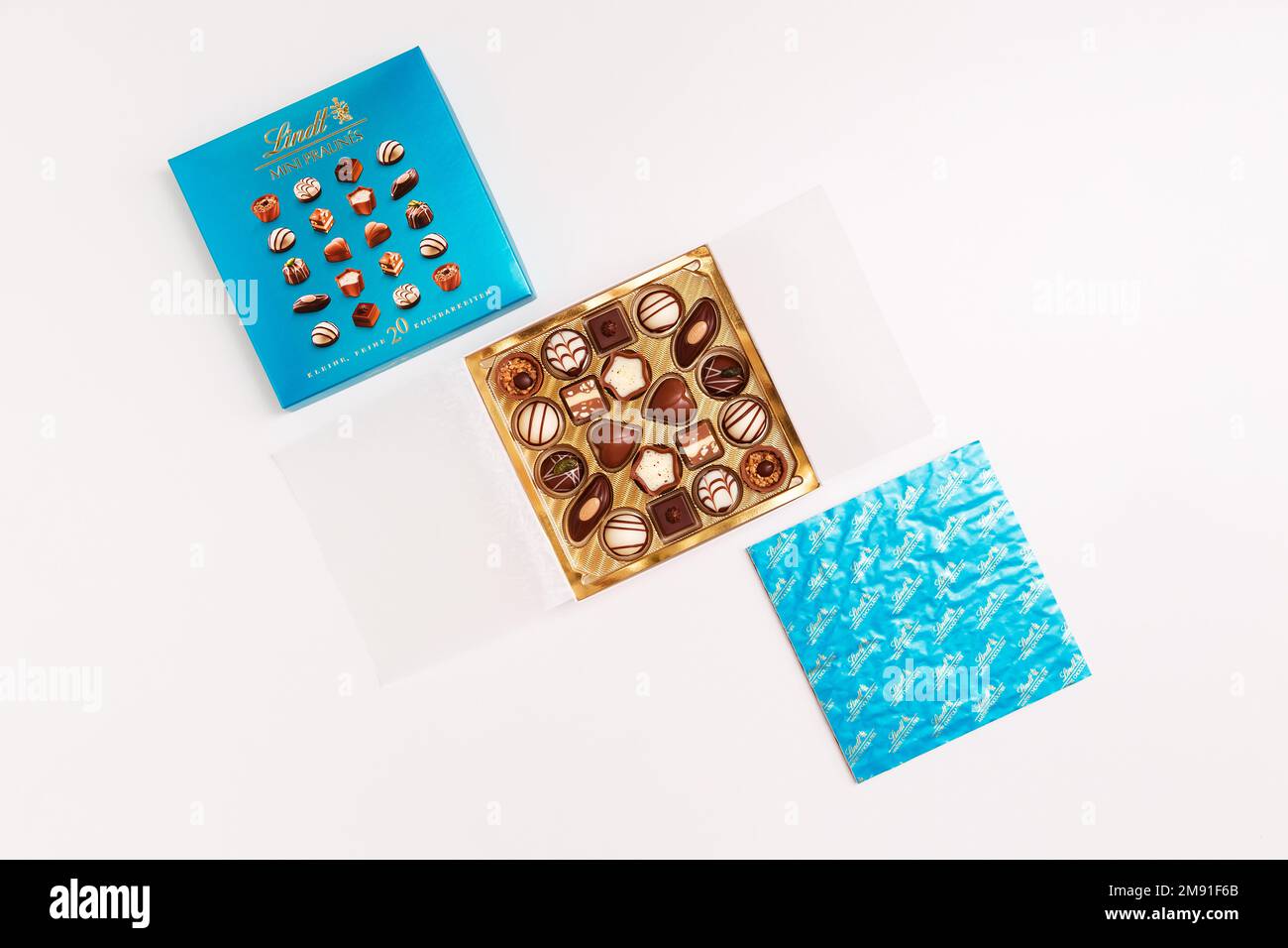 Zurigo, Svizzera - Gennaio 7 2023: Lindt Mini pralines Box. Apri una piccola scatola regalo di caramelle al cioccolato svizzere su sfondo bianco piatto. Foto Stock