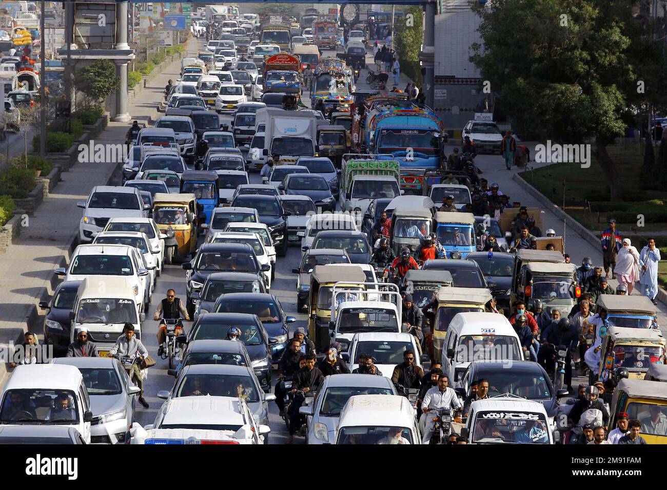 un-gran-numero-di-veicoli-bloccati-nel-traffico-a-causa-di-negligenza-del-personale-della-polizia-stradale-e-parcheggio-illegale-a-korangi-strada-a-karachi-lunedi-16-gennaio-2023-2m91fam.jpg