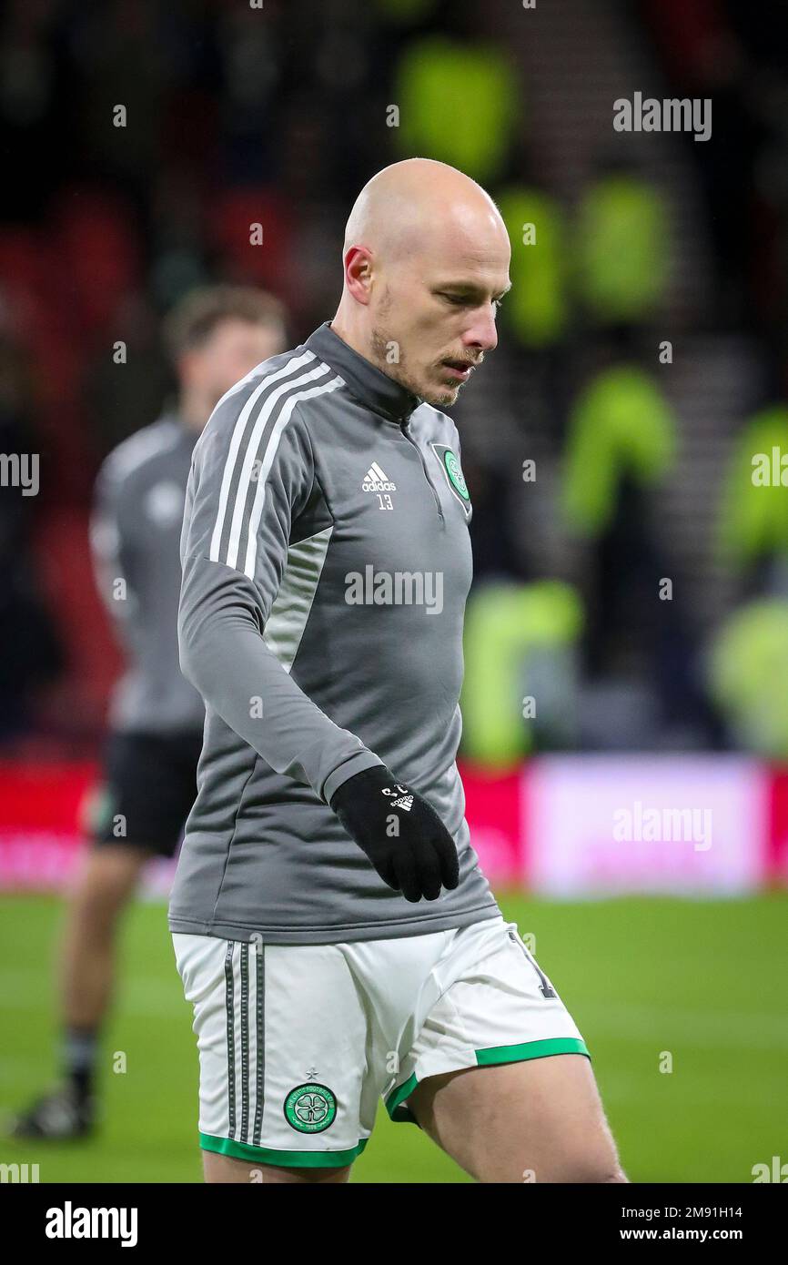Aaron Mooy, un giocatore di calcio professionista, che gioca per Celtic, una squadra scozzese di calcio, fotografato durante una sessione di allenamento e riscaldamento A. Foto Stock