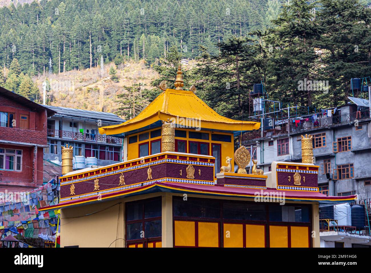 Monastero tibetano nella città di Manali, Himachal Pradesh. Il monastero tibetano si trova su Mall Road. Luogo turistico famoso in India. Migliore destinazione Luna di Miele India Foto Stock