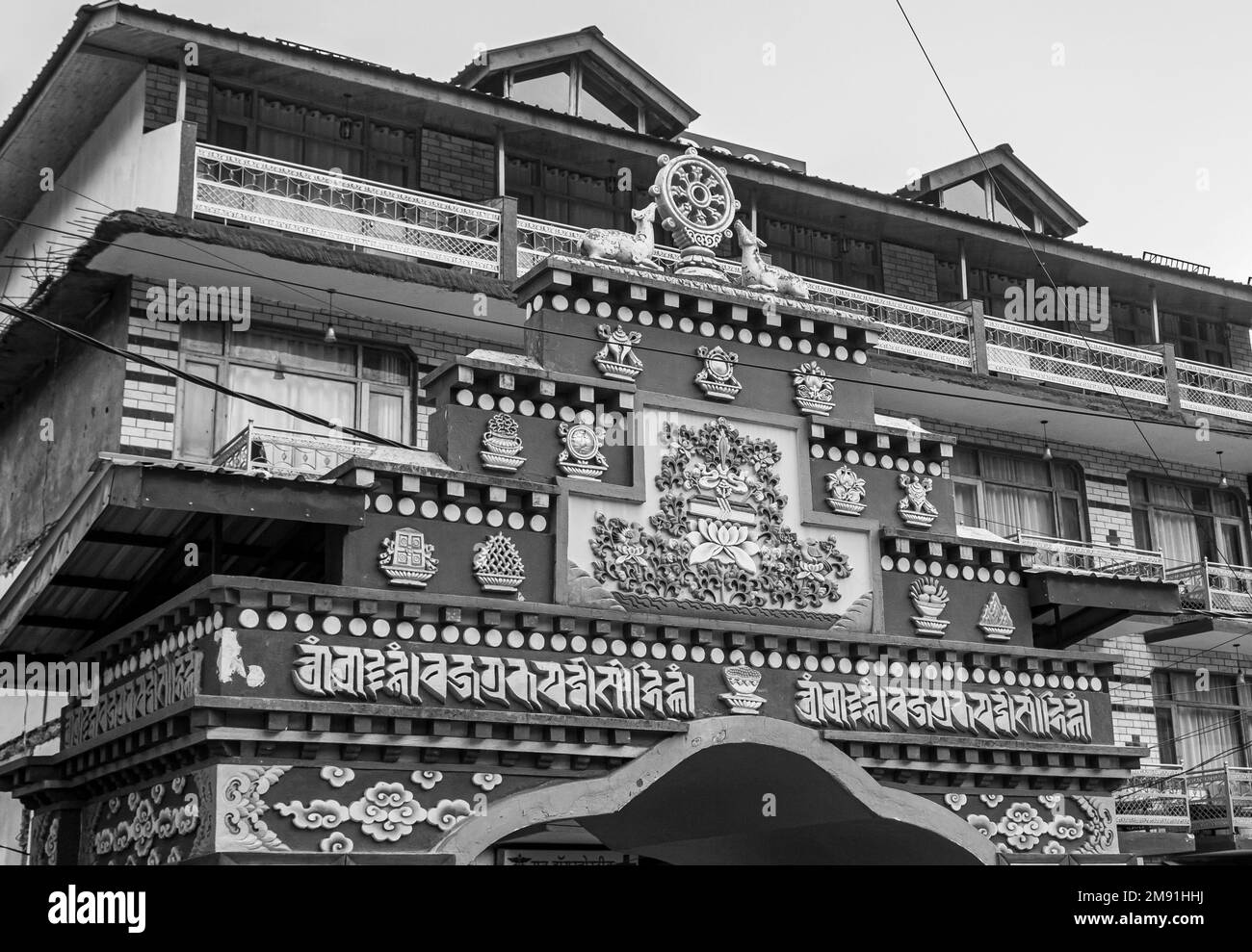 Monastero tibetano nella città di Manali, Himachal Pradesh. Il monastero tibetano si trova su Mall Road. Luogo turistico famoso in India. Migliore destinazione Luna di Miele India Foto Stock