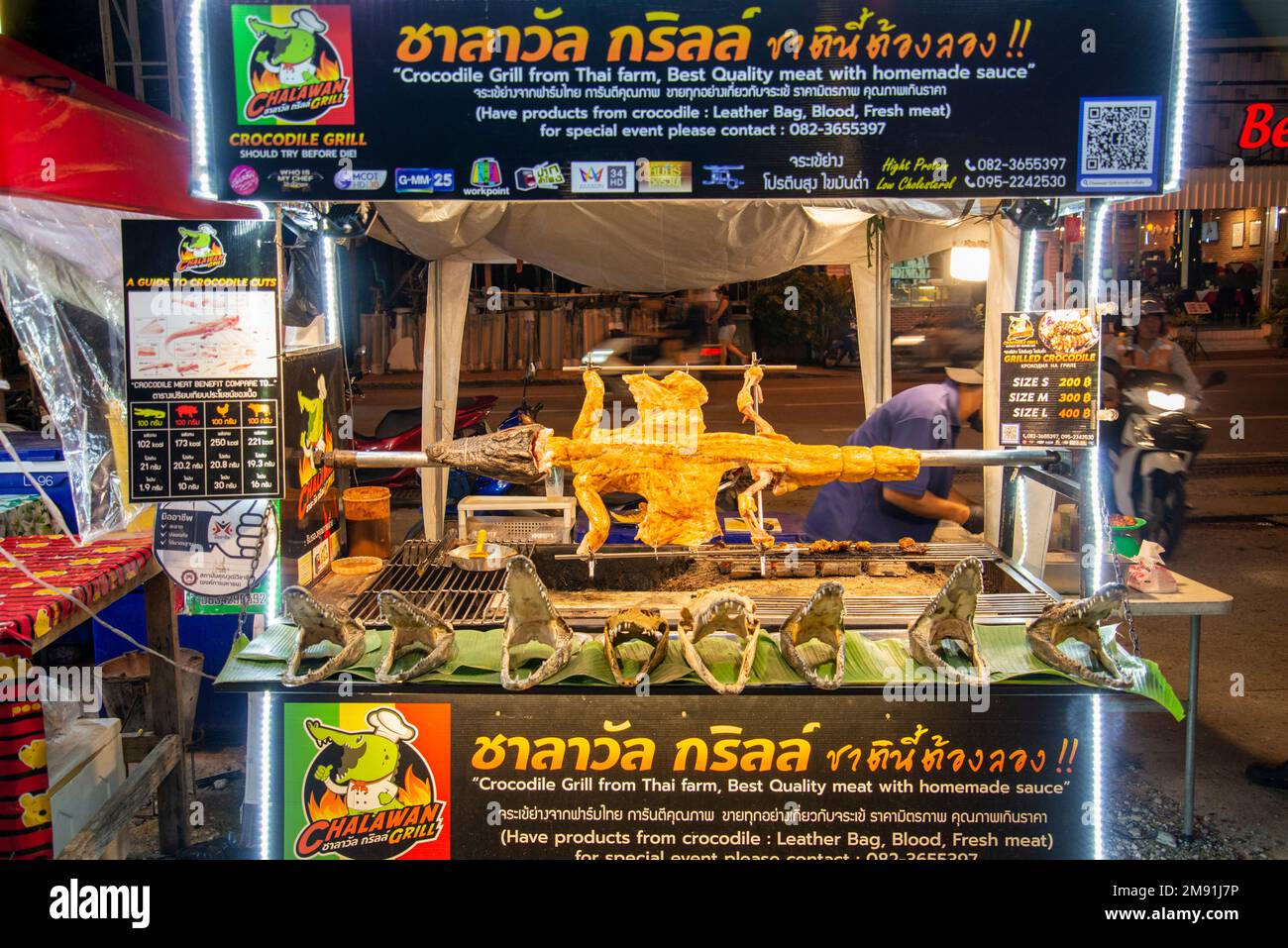 Carne di coccodrillo e grigliata al mercato notturno di Runway Street Food nella città di Pattaya nella provincia di Chonburi in Thailandia, Thailandia, Pattaya, novembre Foto Stock