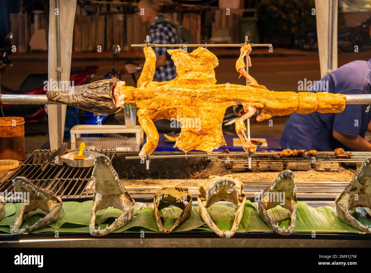 Carne di coccodrillo e grigliata al mercato notturno di Runway Street Food nella città di Pattaya nella provincia di Chonburi in Thailandia, Thailandia, Pattaya, novembre Foto Stock