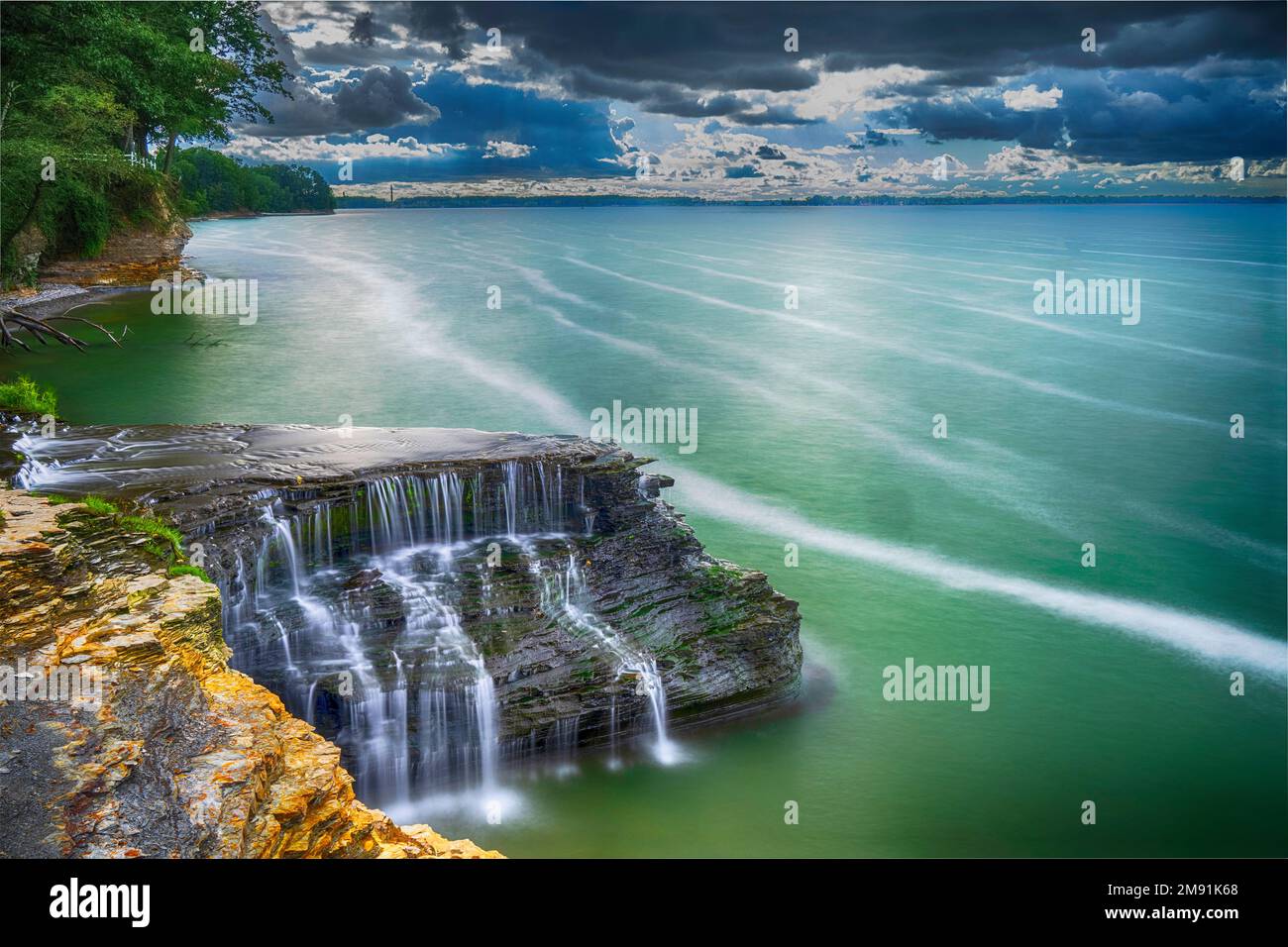 Cascata che scorre nel lago Erie Foto Stock