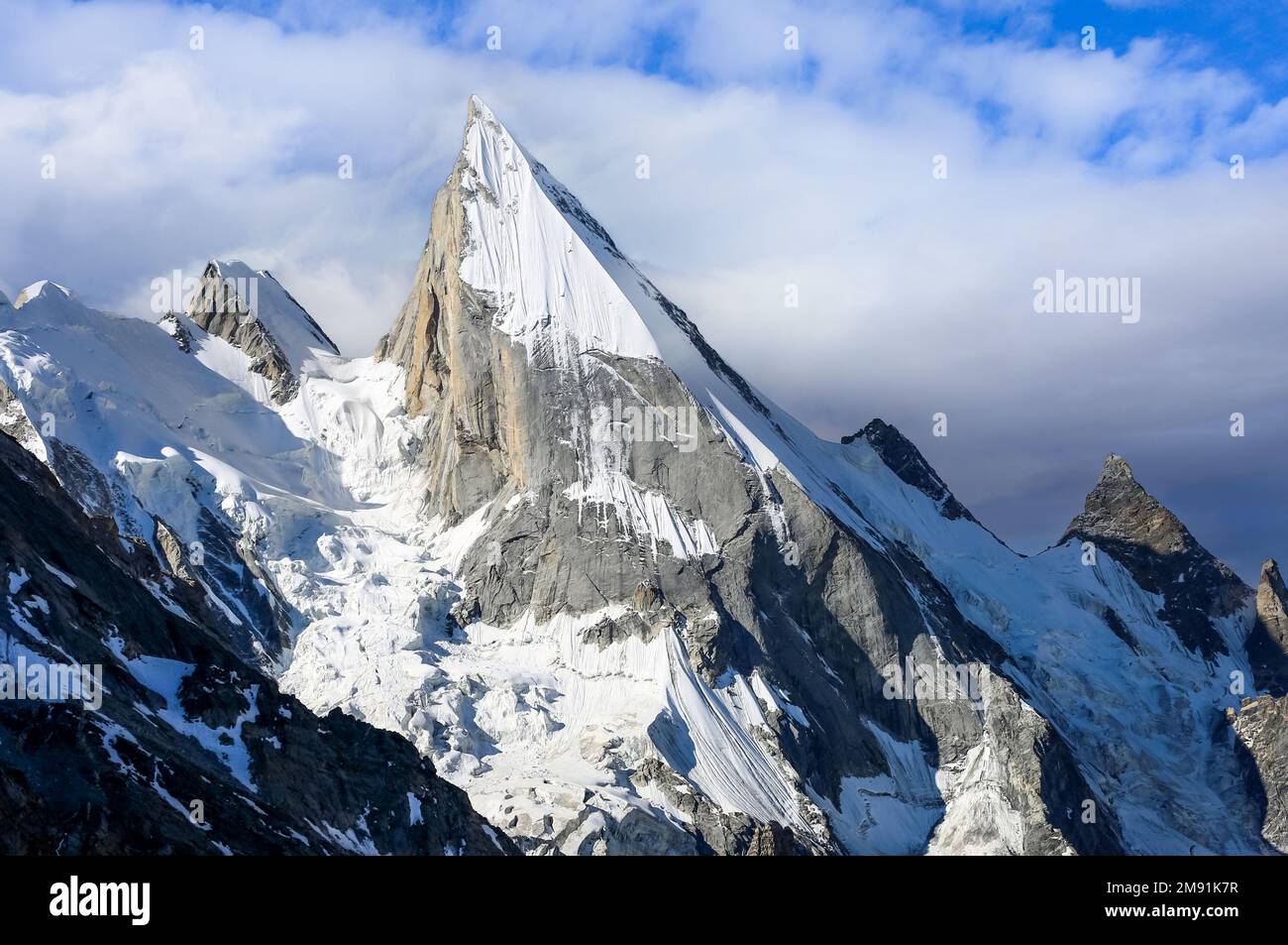 Il forte pendio del picco di Laila a 6,096 metri nella Valle di Hushe vicino al Ghiacciaio Gondogoro nella catena del Karakoram. Situato a Gilgit-Baltistan, Pakistan Foto Stock