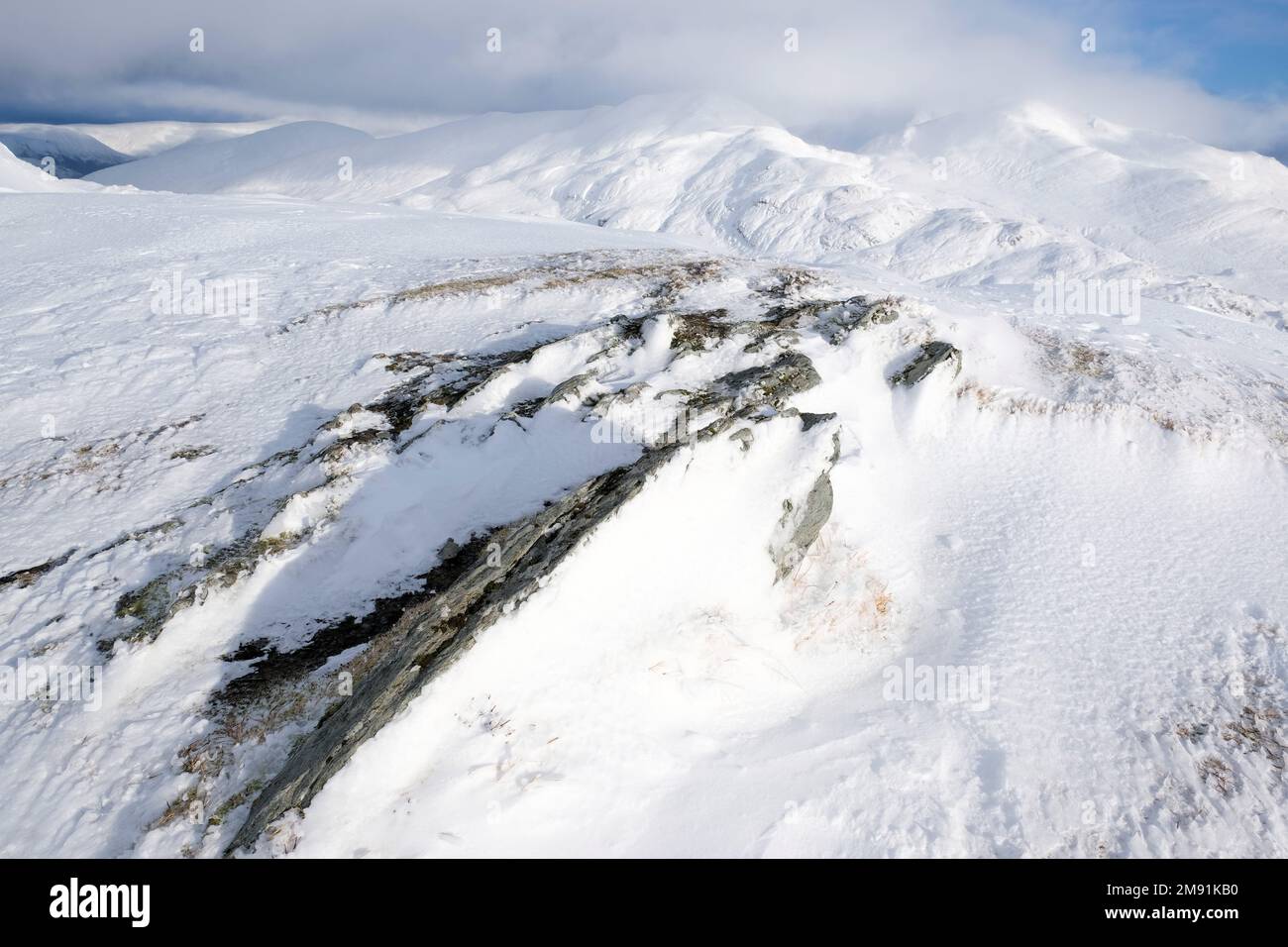 Killin, Scozia, Regno Unito. 16th gennaio 2023. Sulle piste innevate di Meall Nan Tarmachan, una passeggiata prominente munro e crinale a Killin, con ulteriori forti nevicate previste per la fine di questa settimana. Vista verso ben Lawers e Beinn Ghlas. Credit: Craig Brown/Alamy Live News Foto Stock
