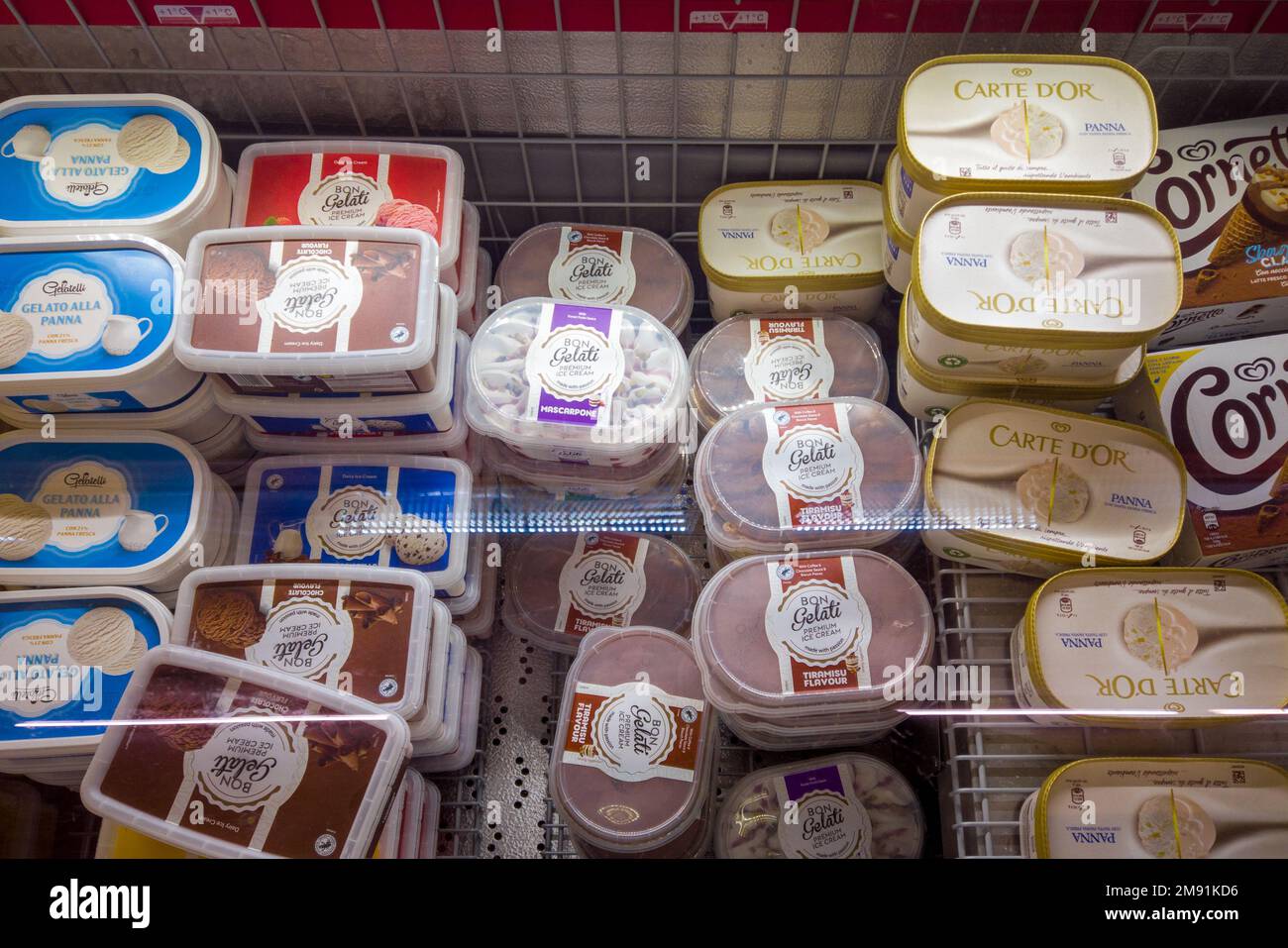 Italia - 12 gennaio 2023: Gelati di diverso gusto in vasche di plastica in banco refrigerato per la vendita al supermercato italiano Foto Stock