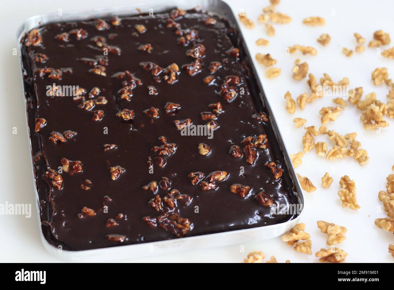 Torta in foglio Texas in teglia da forno. Si tratta di una grande e sottile torta al cioccolato sormontata da una ricca glassa di noce al cioccolato. È umido e soffice, con un accenno di Foto Stock